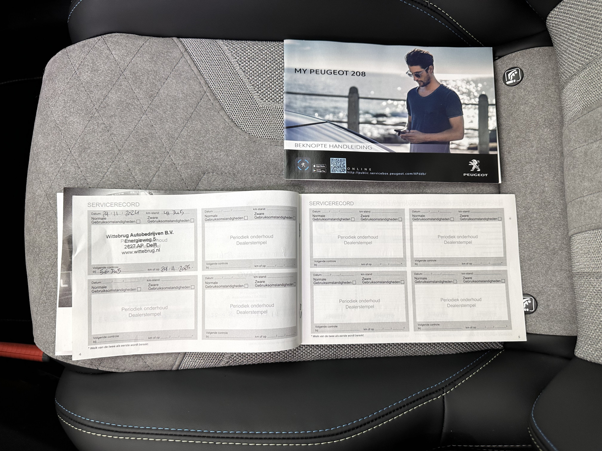 Peugeot e-208 EV GT 350 50 kWh [ 3-Fase ] {SOH-88%} (INCL-BTW) *HEATPUMP | LEATHER-ALCANTARA | FULL-LED | DIGI-COCKPIT | BLINDSPOT | CAMERA | AMBIENT-LIGHT | NAVI-FULLMAP | LANE-ASSIST | KEYLESS | DAB | PRIVACY-GLASS | HEATED-SPORTSEATS | ...