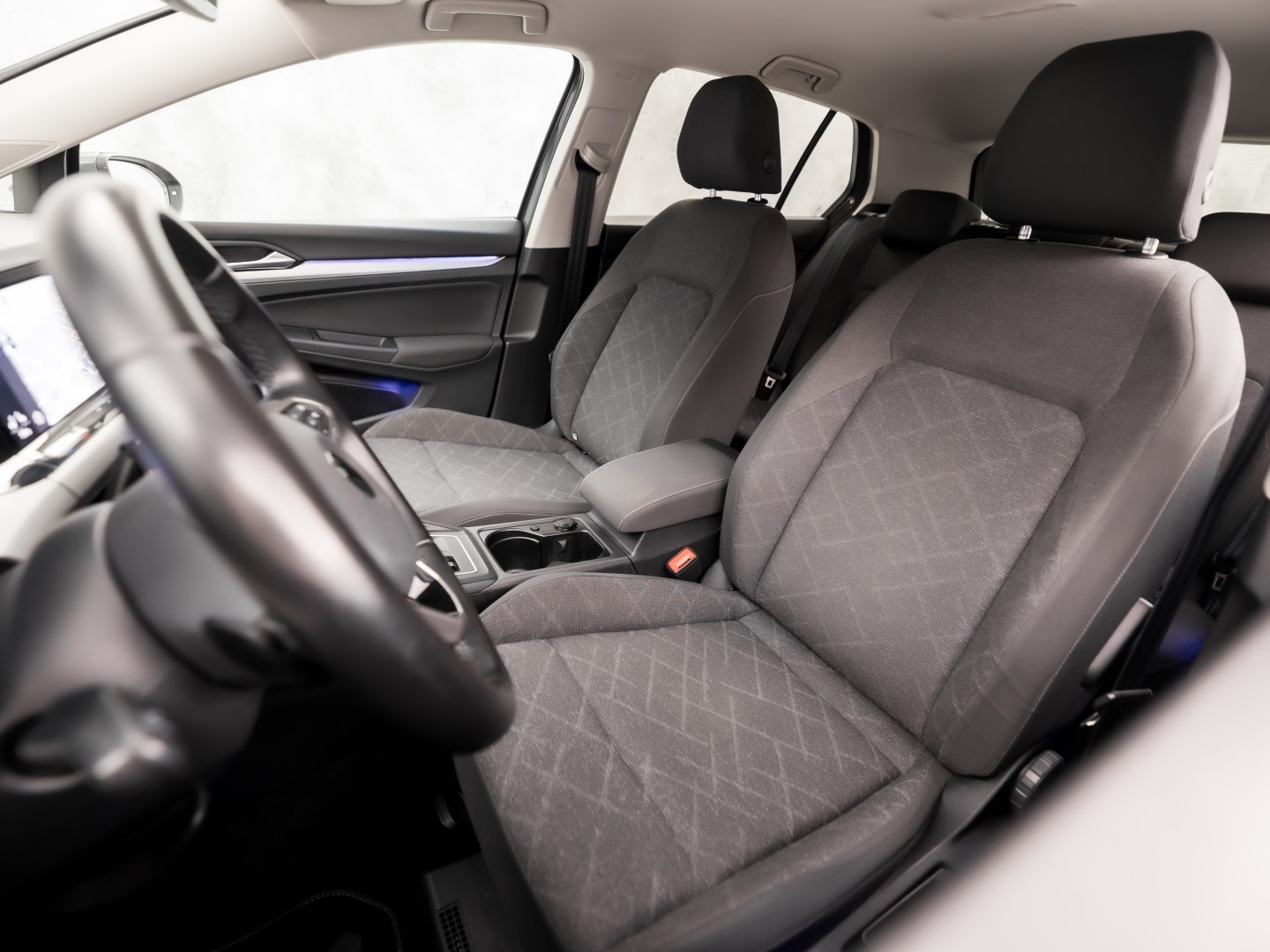 Volkswagen Golf 1.5 TSI Sport 150Pk Automaat (APPLE CARPLAY, GROOT NAVI, STUUR/STOELVERWARMING, SPORTSTOELEN, GETINT GLAS, SFEERVERLICHTING, KEYLESS, NIEUWSTAAT)