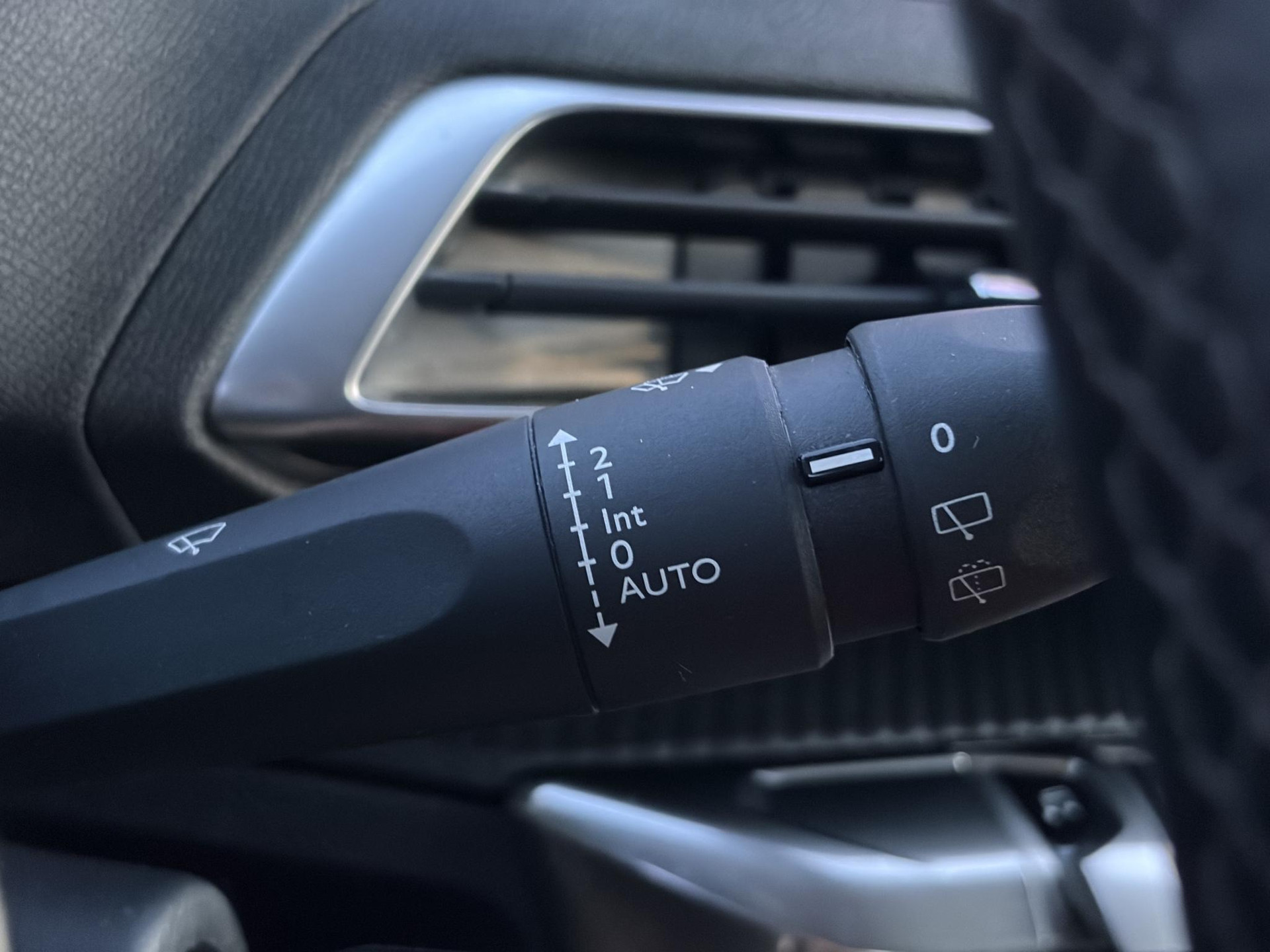 Peugeot 3008 1.2 PureTech Active ✓D-riem vv in 2023✓360° Camera✓Carplay✓Navi✓131pk✓Clima✓Cruise✓Trekhaak✓Dealer Onderhouden✓Bj 11-2019✓Lm velgen✓6 Bak✓Pdc✓N.A.P✓Apk tot 06-2027