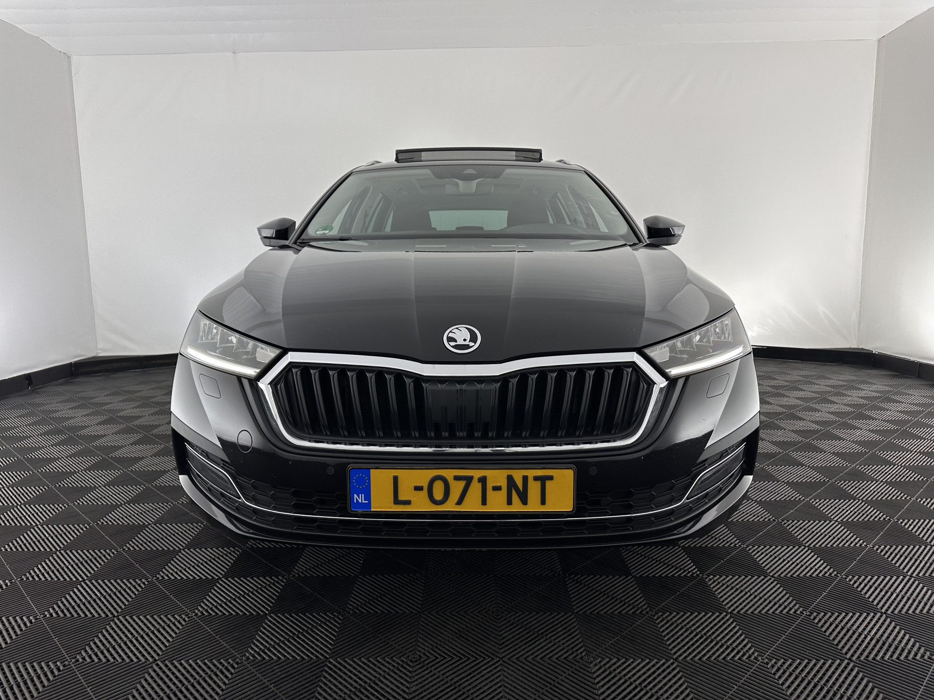 ŠKODA Octavia Combi 1.0 TSI Style (INCL-BTW) *PANO | FULL-LED | LANE-ASSIST | DIGI-COCKPIT | HEATED-COMFORTSEATS | NAVI-FULLMAP | PRIVACYGLASS | KEYLESS | DAB | ECC | PDC | CRUISE | TOWBAR | 18''ALU*