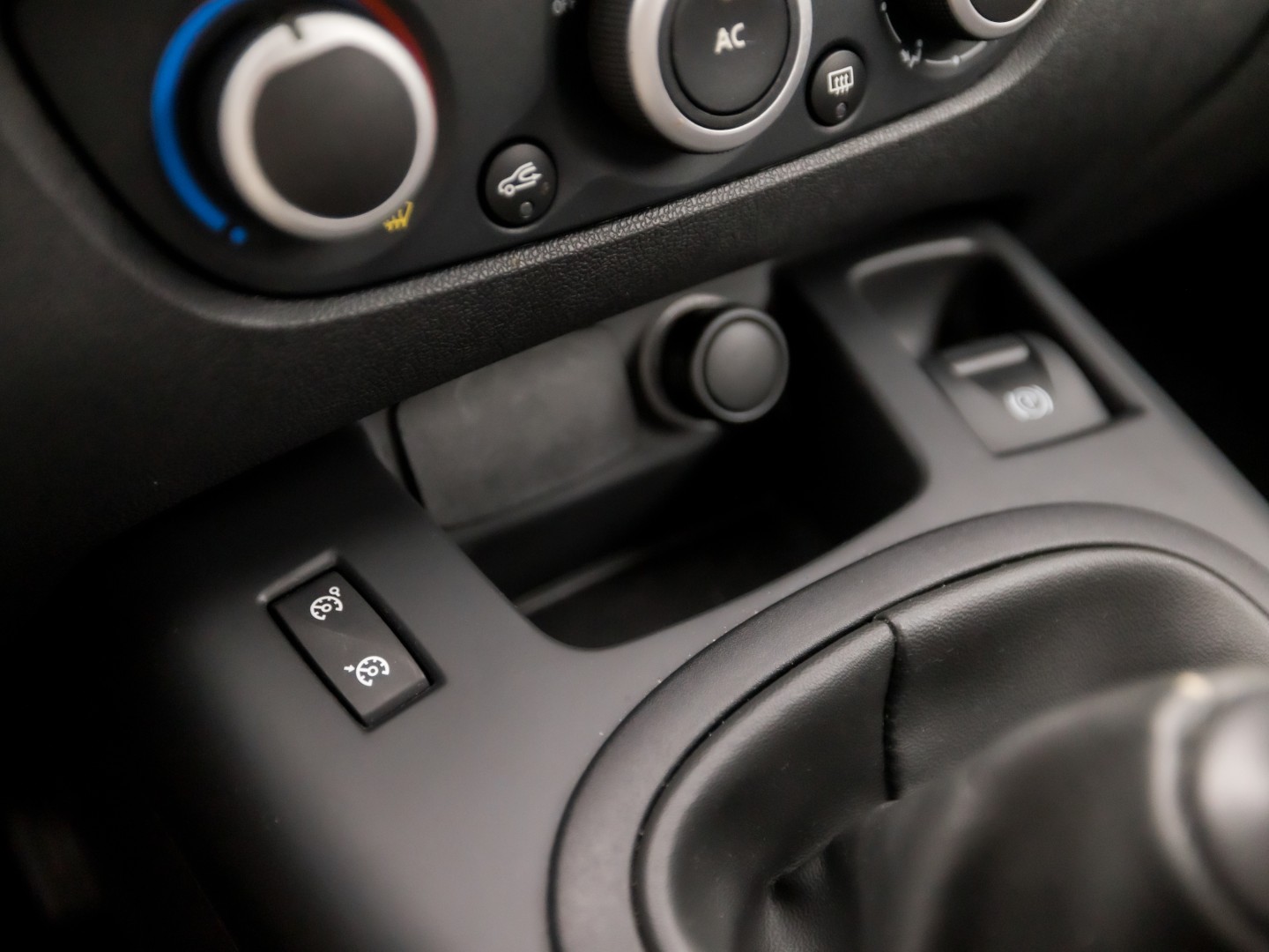 Renault Scénic 1.6 Sport (NAVIGATIE, AIRCO, CRUISE, TREKHAAK, SPORTSTOELEN, NIEUWE APK, NIEUWSTAAT)