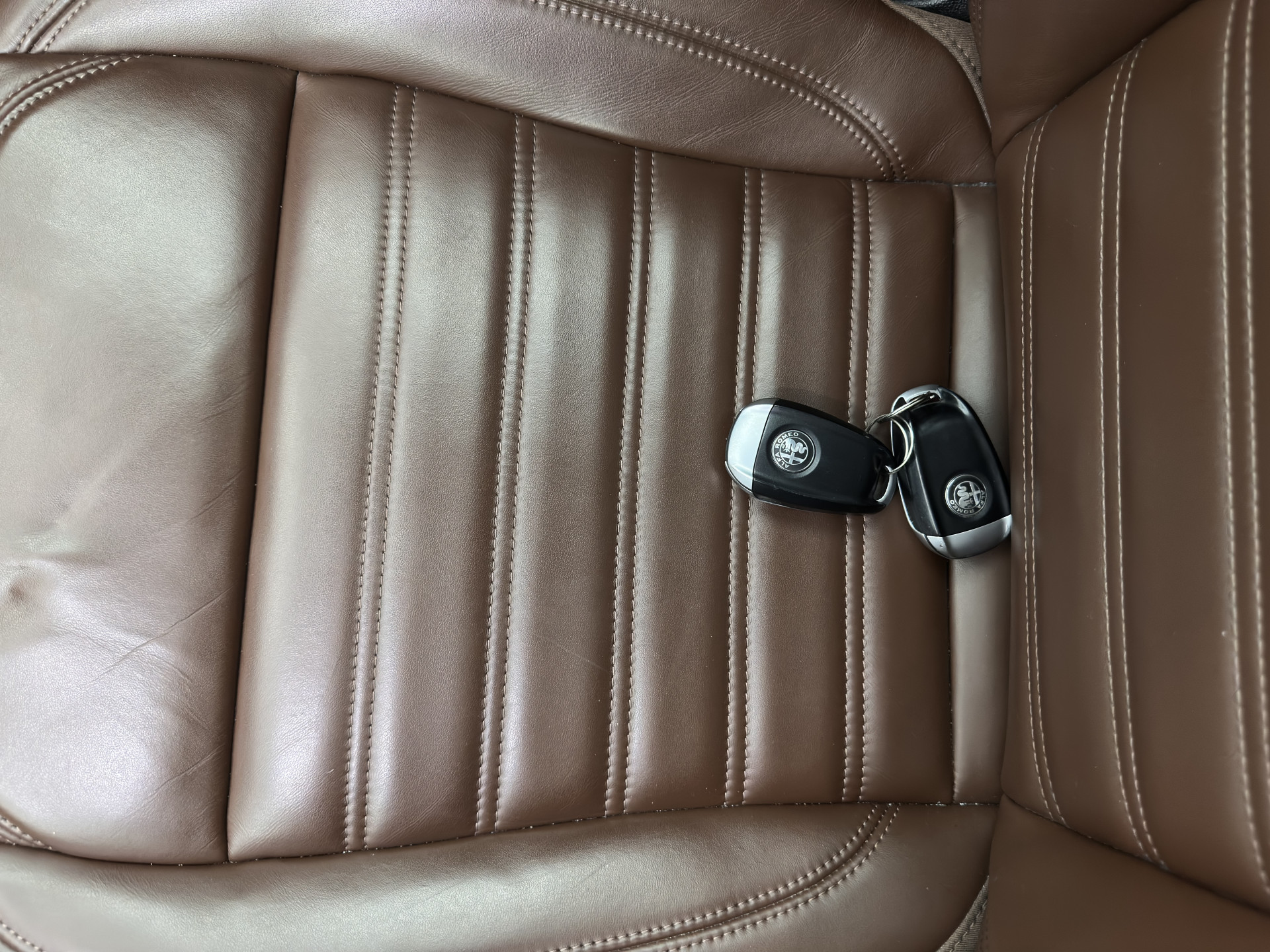 Alfa Romeo Stelvio 2.0 T Veloce AWD B-Tech Business Edition Aut. *PANO | LEATHER | XENON | ADAPTIVE-CRUISE | MEMORY-PACK | BLIND-SPOT | HEATED-SPORTSEATS | CAMERA | DAB+ | KEYLESS | SHIFT-PADDLES | PRIVACY-GLASS | NAVI-FULLMAP | TOWBAR | 20''