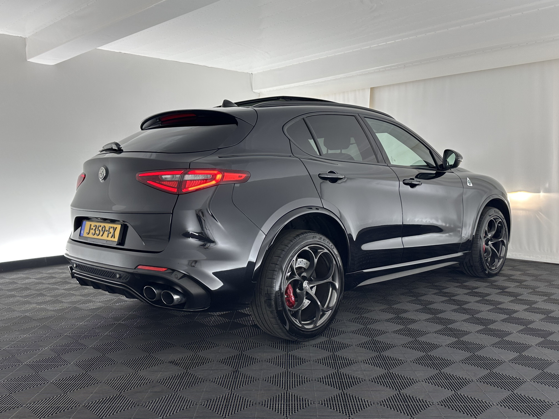 Alfa Romeo Stelvio 2.9 V6 AWD Quadrifoglio (INCL-BTW) Aut. *PANO | LEATHER-ALCANTARA | XENON | ADAPTIVE-CRUISE | BLIND-SPOT | HARMAN/KARDON | MEMORY-PACK | HEATED-SPORTSEATS | DAB+ | KEYLESS | CARPLAY | NAVI-FULLMAP | CARBON-INLAY |..