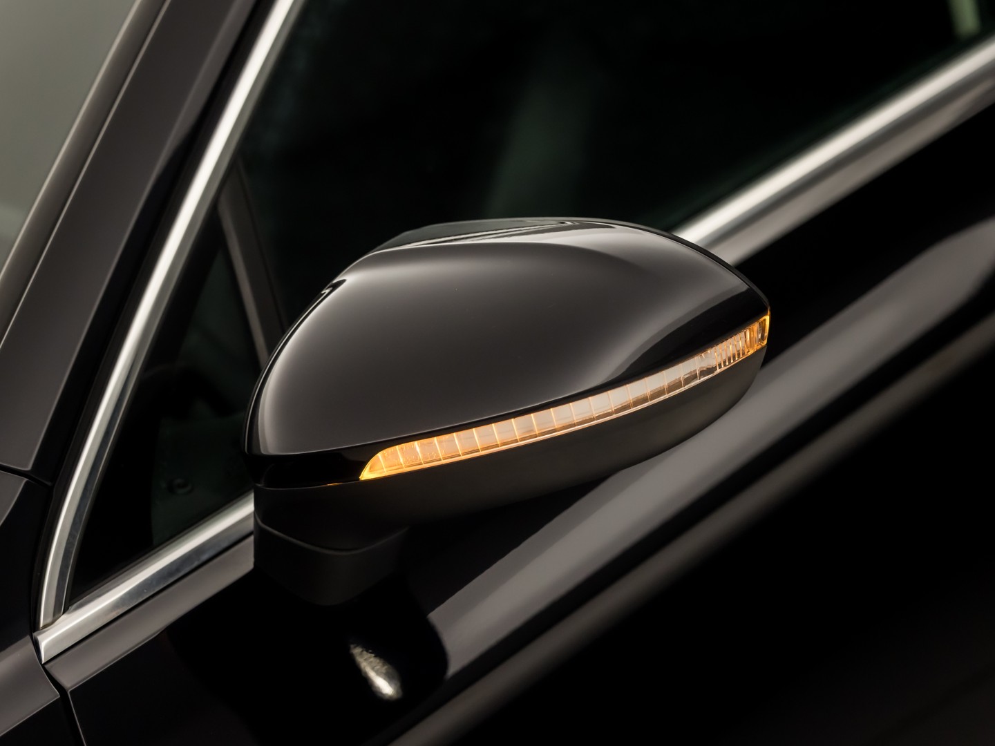 Volkswagen Passat Variant 1.4 TSI ACT Highline R 150Pk Automaat (VIRTUAL COCKPIT, APPLE CARPLAY, BLACK PACK, CAMERA, STOELVERWARMING, LEDER/ALCANTARA, GETINT GLAS, KEYLESS, ADAPTIVE CRUISE, NIEUWSTAAT)
