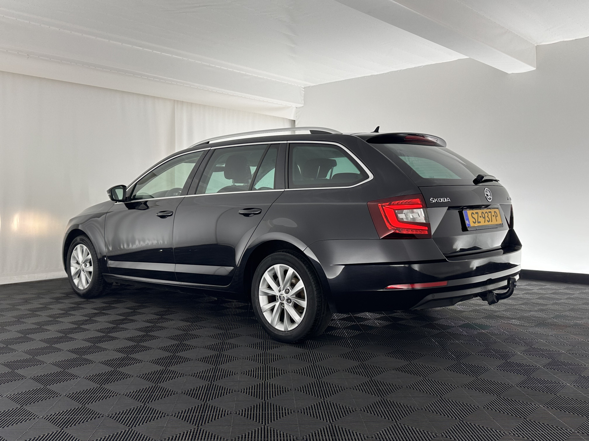 ŠKODA Octavia Combi 1.6 TDI Greentech Clever Edition Aut. *LEATHER-FABRIC | NAVI-FULLMAP | COMFORT-SEATS | DAB+ | HEATED-SEATS | AMUNDSEN-AUDIO | ECC | SHIFT-PADDLES | PARKPILOT | CRUISE | TOWBAR | 16''ALU *