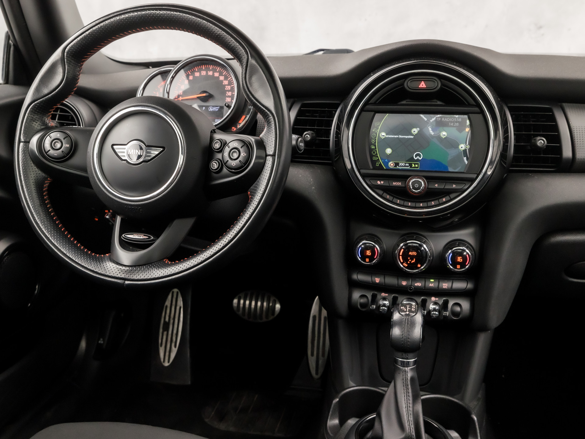 MINI Mini 1.5 Cooper Sport Automaat (PANORAMADAK, JCW PACK, NAVIGATIE, CLIMATE, ZWART HEMEL, SPORTSTOELEN, PARKEERSENSOREN, CRUISE, NIEUWE APK, NIEUWSTAAT)