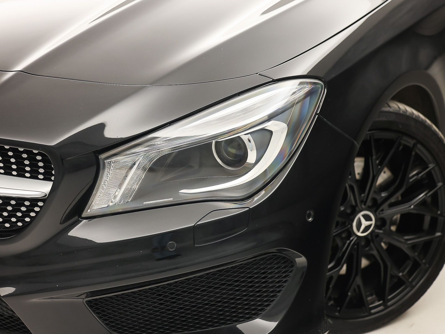 Mercedes-Benz CLA-Klasse 250 AMG Sport 211Pk Automaat (PANORAMADAK, STERRENHEMEL, NAVIGATIE, RODE GORDELS, LEDER/ALCANTARA, STOELVERWARMING, SPORTSTOELEN, GETINT GLAS, CRUISE, NIEUWSTAAT)