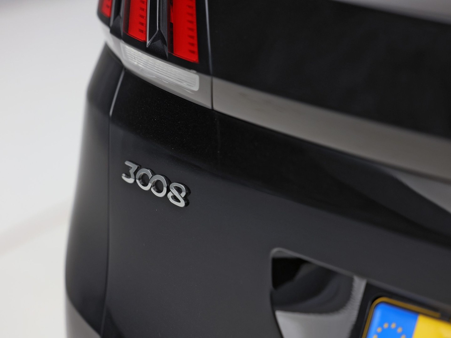 Peugeot 3008 1.2 PureTech GT Line (PANORAMADAK, APPLE CARPLAY, KEYLESS, 360 CAMERA, SPORTSTOELEN, GETINT GLAS, LED KOPLAMPEN, DRIVE MODE, NIEUWSTAAT)