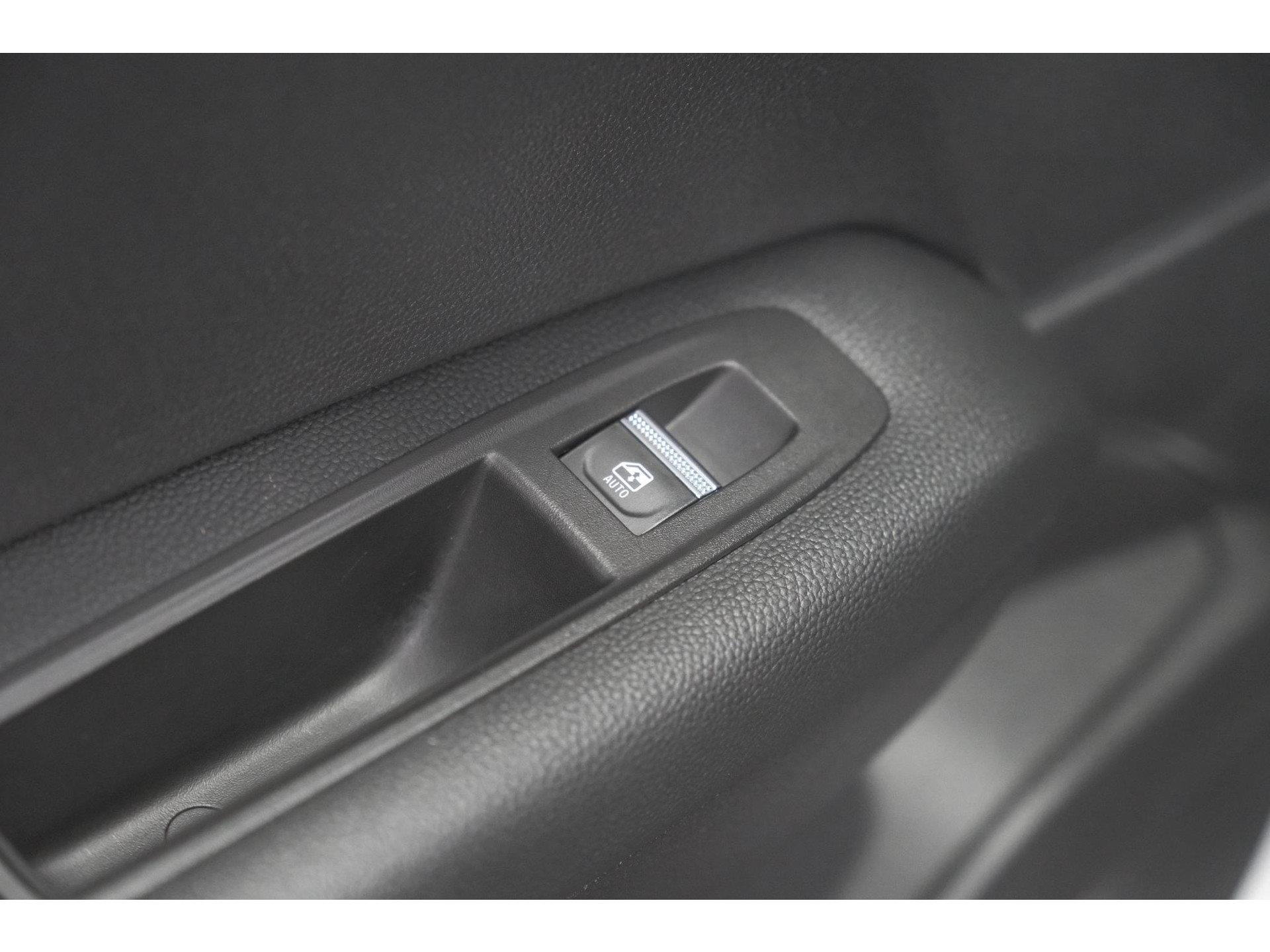 Renault Captur Mild Hybrid 140 EDC Techno | 360 Camera | Groot scherm | Stoelverwarming | Parkeersensoren | Allseason banden