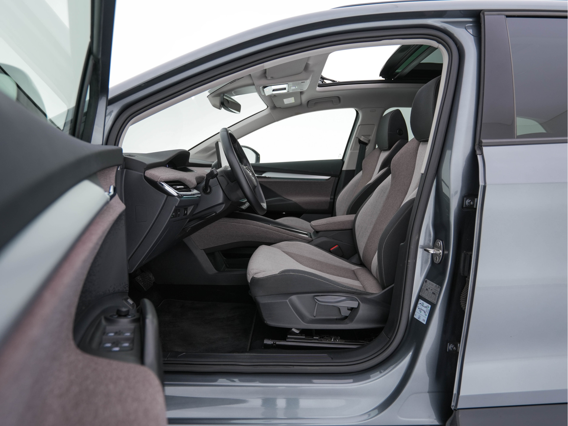 ŠKODA Enyaq iV 60 [ 3-Fase ] {SOH-87%} (INCL-BTW) *PANO | FULL-LED | DIGI-COCKPIT | CAMERA | KEYLESS | NAVI-FULLMAP | PRIVACY-GLASS | AMBIENT-LIGHT | ECC | COMFORT-SEATS | DAB + | PDC | CRUISE | CARPLAY | TOWBAR | 19 "ALU*