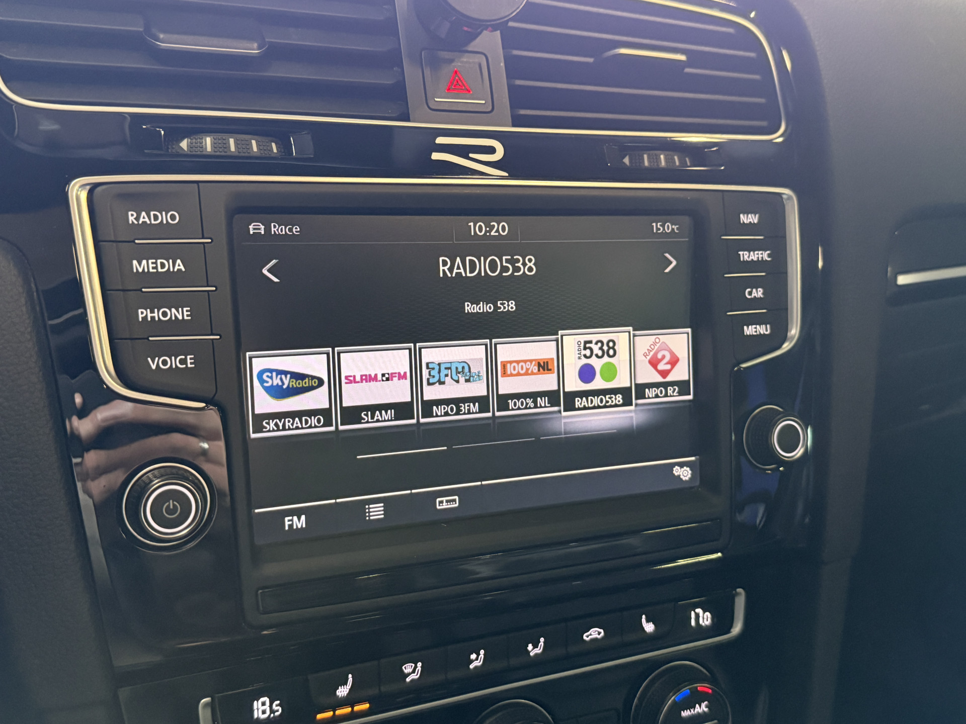 Volkswagen Golf 2.0 TSI R 4Motion | Camera | Panoramadak | 300PK | Stoelverwarming | Leder