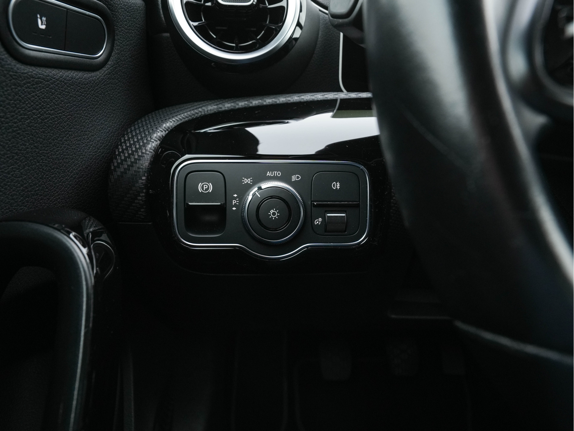 Mercedes-Benz A-klasse 160 Business Solution (INCL-BTW) *LEATHER- FABRIC | FULL-LED | WIDE-SCREEN-COCKPIT | CAMERA | NAVI-FULLMAP | HEATED-COMFORTSEATS | ECC | PRIVACY-GLASS | PDC | KEYLESS | CRUISE | CARBON-INLAY | 16''ALU*