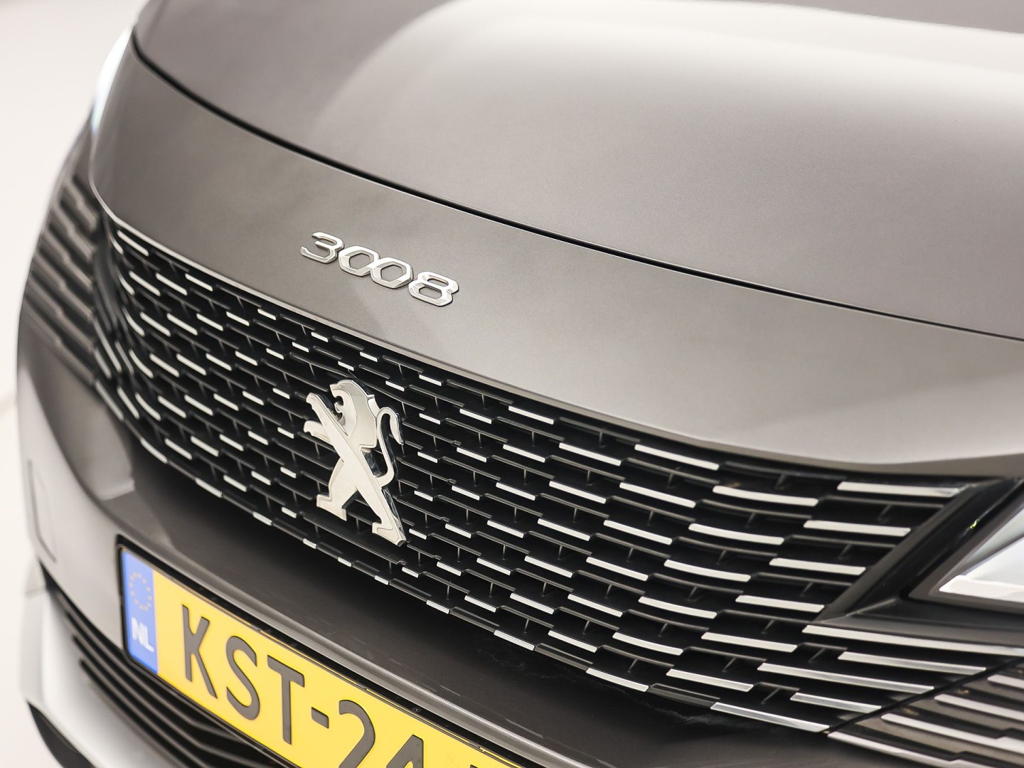 Peugeot 3008 1.6 HYbrid 225 Allure Sport 225Pk Automaat (APPLE CARPLAY, GROOT NAVI, 360 CAMERA, GETINT GLAS, SPORTSTOELEN, LEDER, ZWART HEMEL, LANE ASSIST, NIEUWSTAAT)