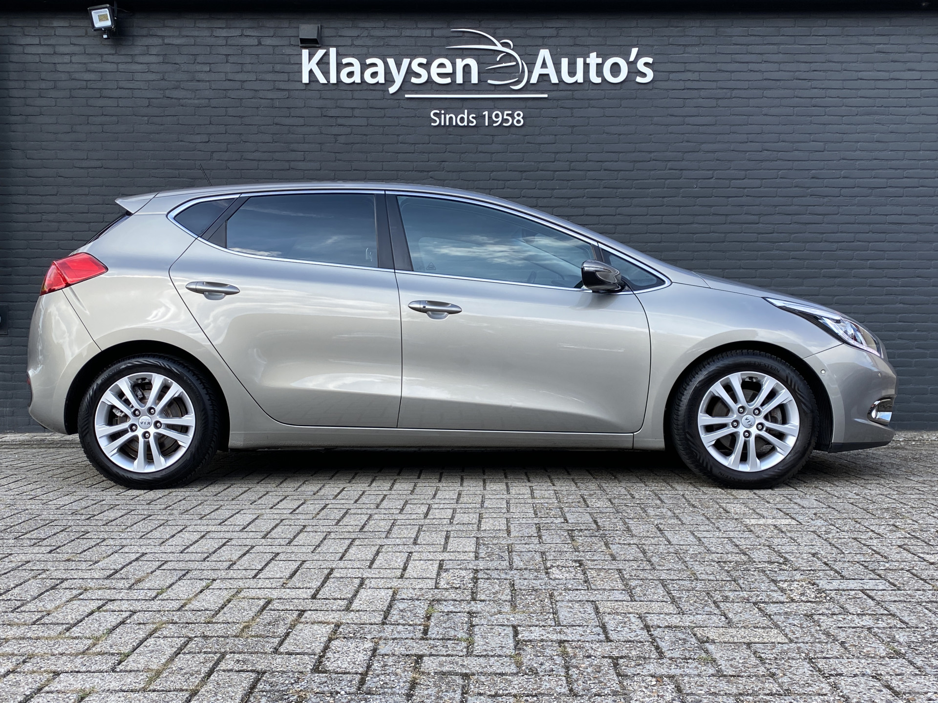 Kia Cee'd 1.6 GDI Super Pack 136 pk | navigatie | trekhaak | all season banden | keyless go | camera