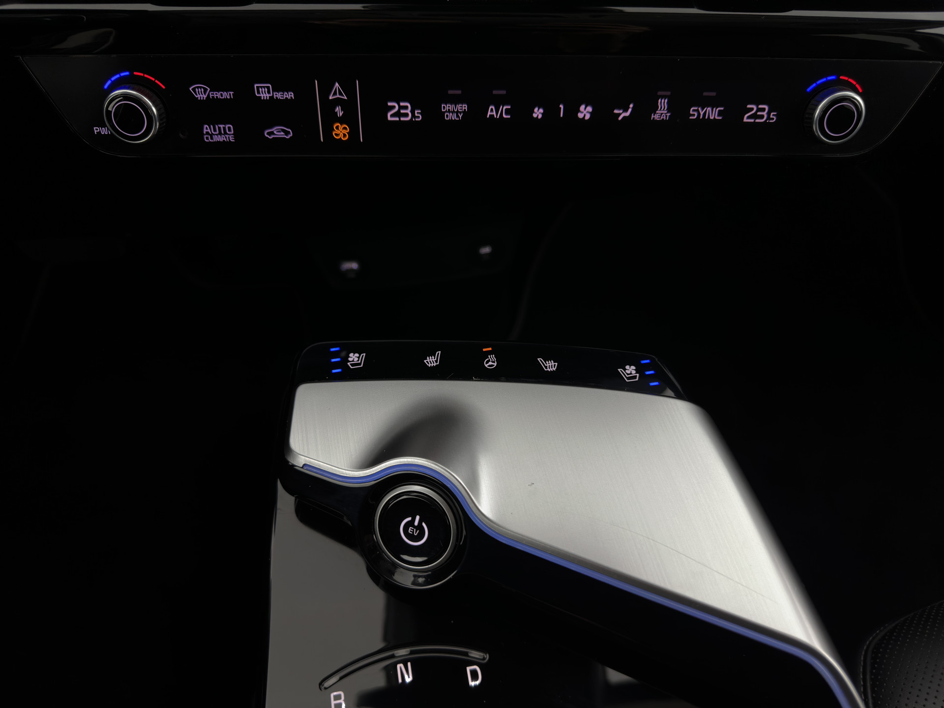 Kia EV6 Plus 77.4 kWh [ 3-Fase ] SOH100% (INCL-BTW) Aut. *LEATHER | ADAPTIVE-CRUISE | DIGI-COCKPIT | MERIDIAN-AUDIO | MEMORY-PACK | FULL-LED | KEYLESS | CAMERA | DAB | BLIND-SPOT | NAVI-FULLMAP | PRIVACY-GLASS | AMBIENT-LIGH