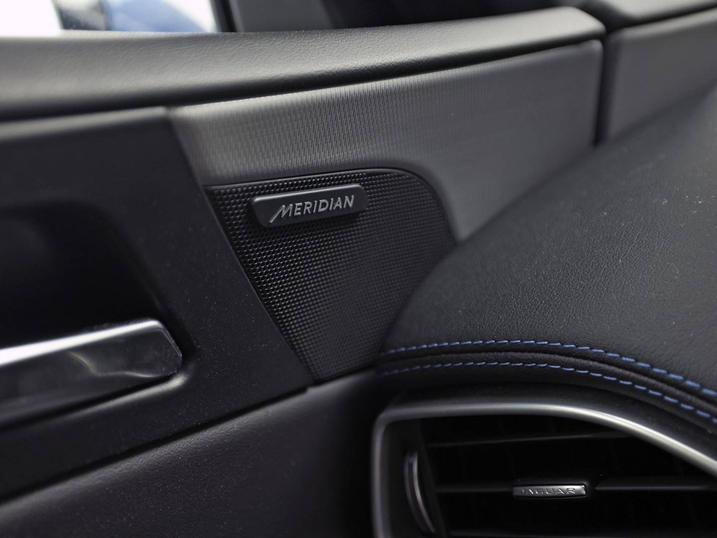 Jaguar XE 2.0 Portfolio 241Pk Automaat (NAVIGATIE, MERIDIAN AUDIO, LEDER, ELEK SPORTSTOELEN, LANE ASSIST, STUURWIEL VERWARMD, ZWART HEMEL, NIEUWSTAAT)
