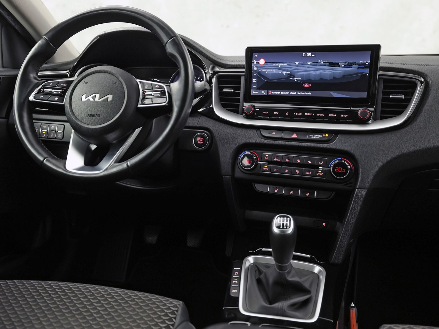 Kia Ceed 1.0 T-GDi DynamicPlusLine (APPLE CARPLAY, GROOT NAVI, STUUR/STOELVERWARMING, CAMERA, SPORTSTOELEN, TREKHAAK, GETINT GLAS, KEYLESS, NIEUWSTAAT)