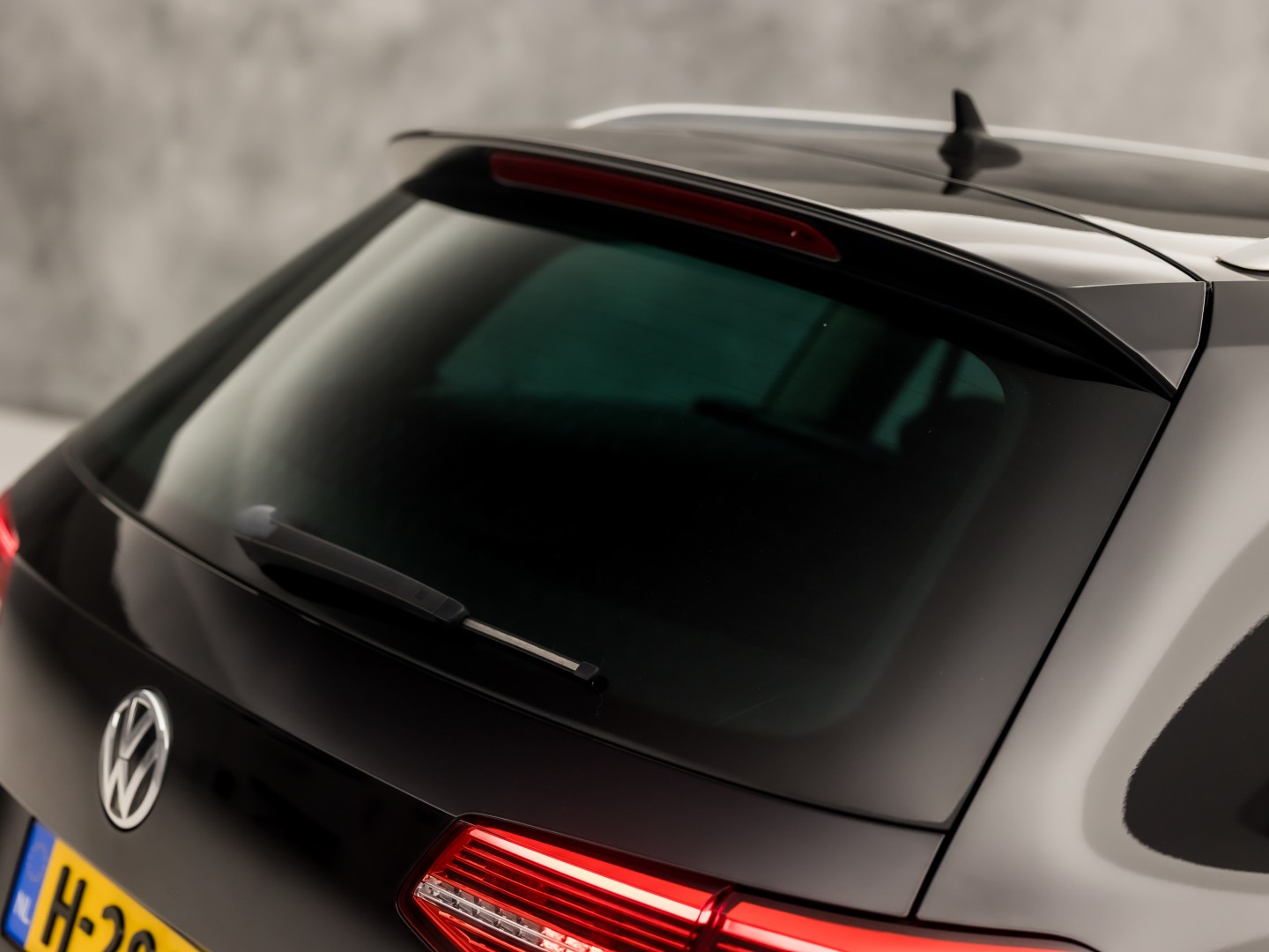 Volkswagen Passat Variant 1.4 TSI ACT Highline R 150Pk Automaat (VIRTUAL COCKPIT, APPLE CARPLAY, BLACK PACK, CAMERA, STOELVERWARMING, LEDER/ALCANTARA, GETINT GLAS, KEYLESS, ADAPTIVE CRUISE, NIEUWSTAAT)