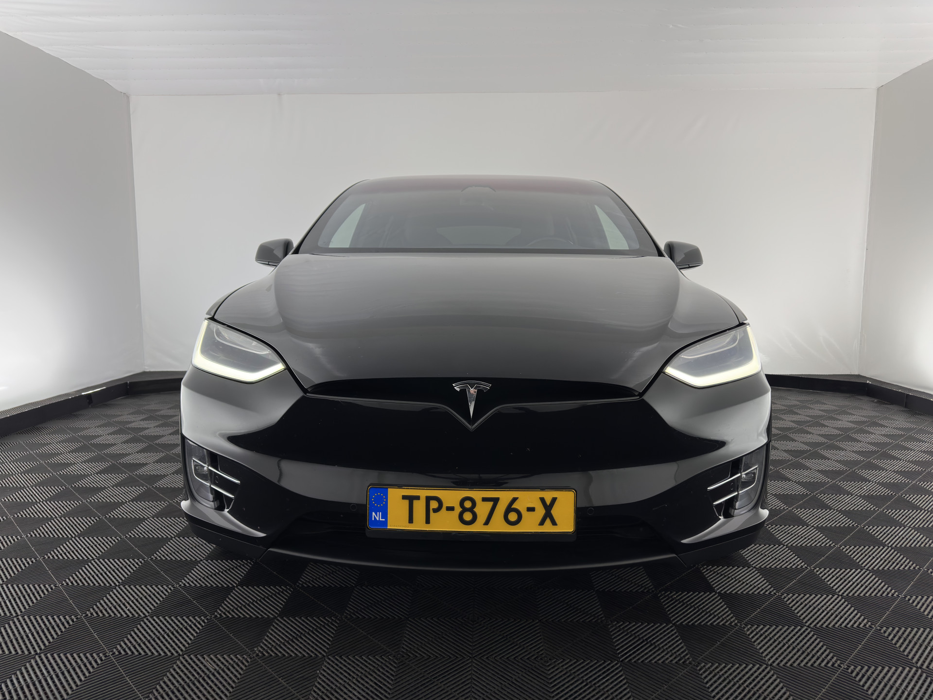 Tesla Model X 100D Black-Line AWD [ 3-Fase ] { SOH-86% } Aut. *PANO-WINDOW | AUTO-PILOT | VEGAN-LEATHER | NAVI-FULLMAP | FULL-LED | AIR-SUSPENSION | DIGI-COCKPIT | KEYLESS | DAB+ | HEATED-SPORTSEATS | PRIVACY-GLASS | TOPVIEW | TOWBAR | 22"ALU*