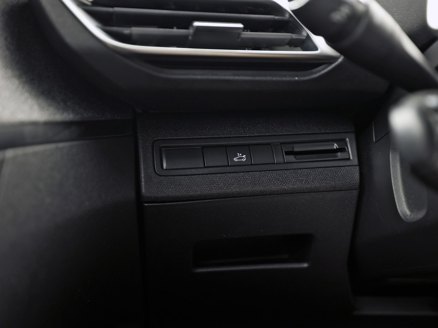 Peugeot 5008 1.2 PureTech GT-Line 7 Persoons Automaat 131Pk (GROOT NAVI, APPLE CARPLAY, 360 CAMERA, SPORTSTOELEN, KEYLESS, VIRTUAL DASHBOARD, LM VELGEN, NIEUWE APK)