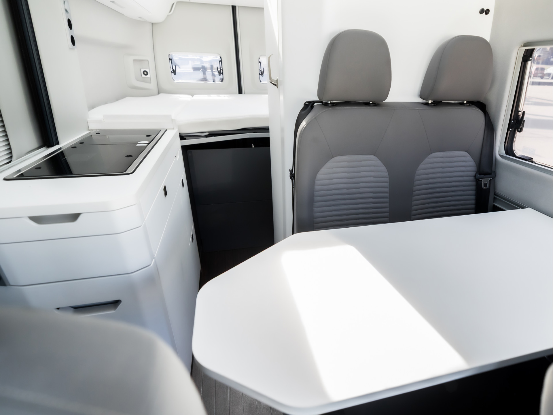 Volkswagen Crafter Grand California XXL 177Pk Automaat (LED KOPLAMPEN, STOELVERWARMING, KEUKEN, CENTRALE VERWARMING, KOELKAST, TOILET, DOUCHE, THULE ZONNESCHERM, FIETSENDRAGER, ZOET WATER)