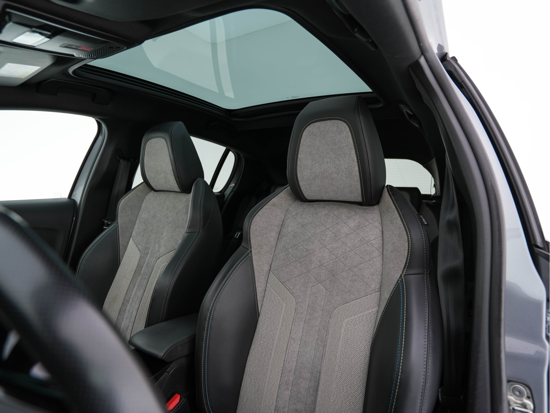 Peugeot e-208 EV GT-Line 350 50 kWh (INCL-BTW) *PANO | FULL-LED | DIGI-COCKPIT | BLINDSPOT | CAMERA | LEATHER-ALCANTARA | AMBIENT-LIGHT | NAVI-FULLMAP | LANE-ASSIST | KEYLESS | DAB | CCS-FASTLOADER | HEATED-SPORTSEATS | 17"ALU