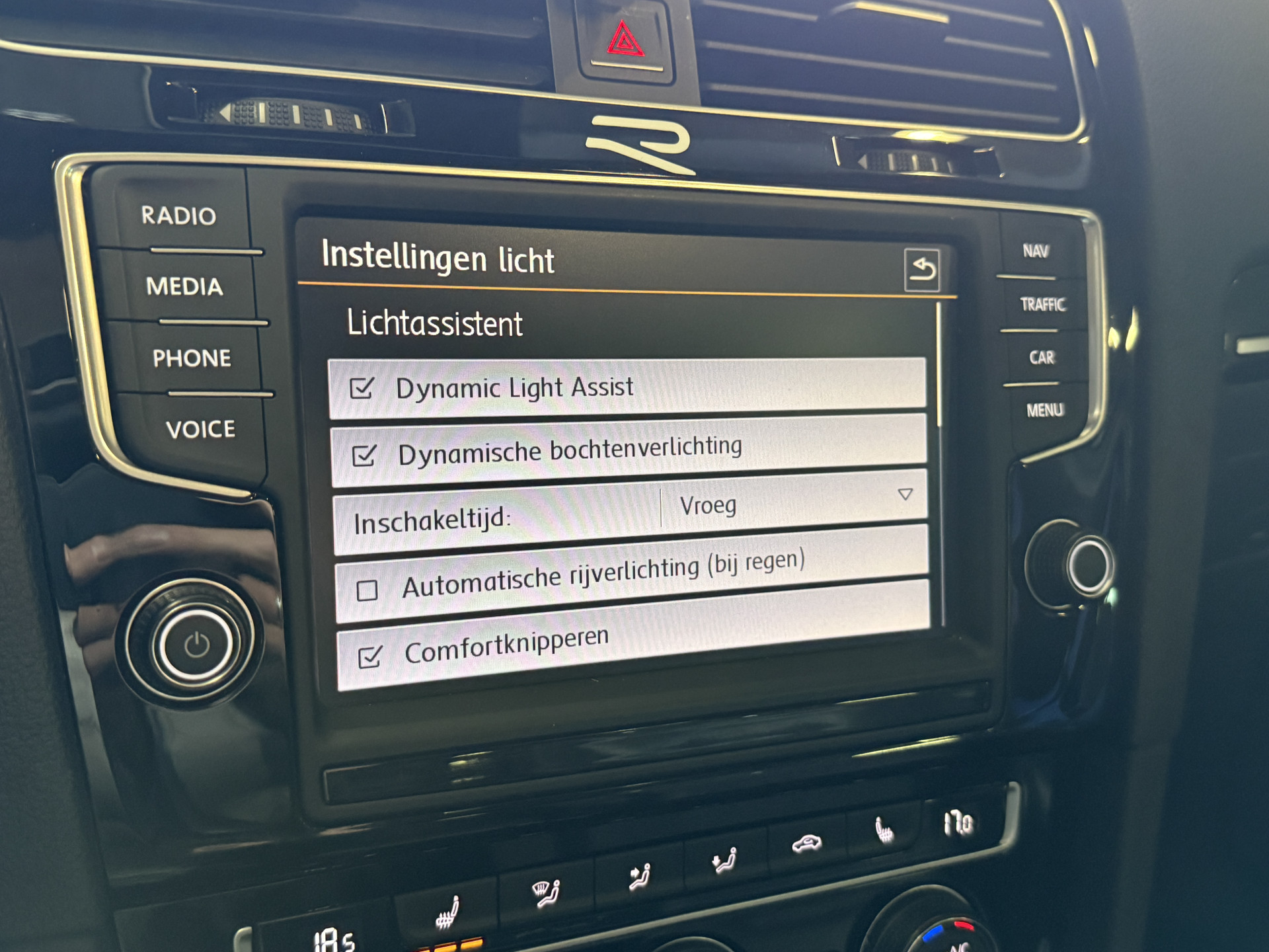 Volkswagen Golf 2.0 TSI R 4Motion | Camera | Panoramadak | 300PK | Stoelverwarming | Leder