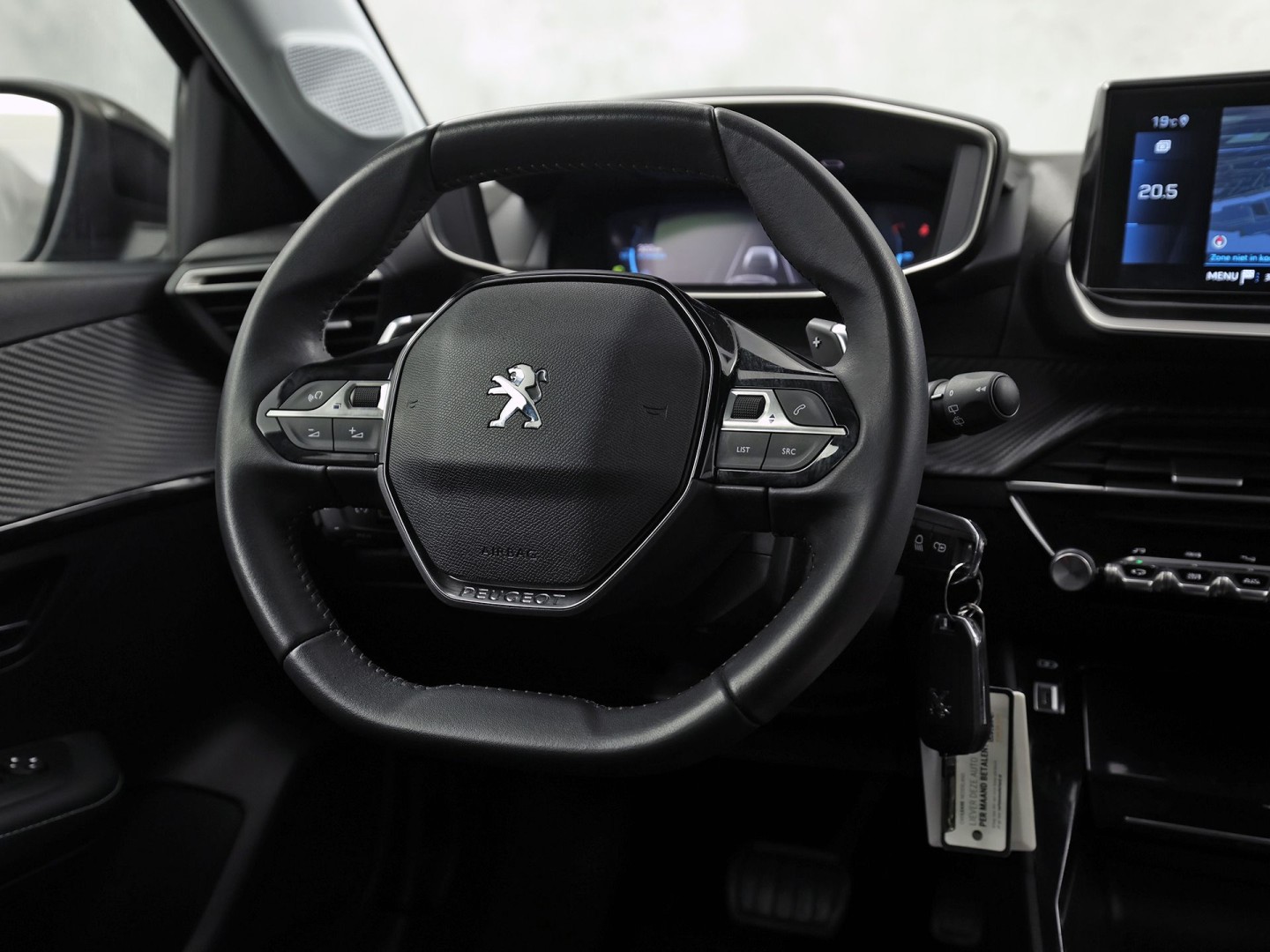 Peugeot 208 1.2 PureTech Allure Pack Automaat (VIRTUAL COCKPIT, BLACK PACK, APPLE CARPLAY, GROOT NAVI, 360 CAMERA, SPORTSTOELEN, GETINT GLAS, LM VELGEN, NIEUWSTAAT)