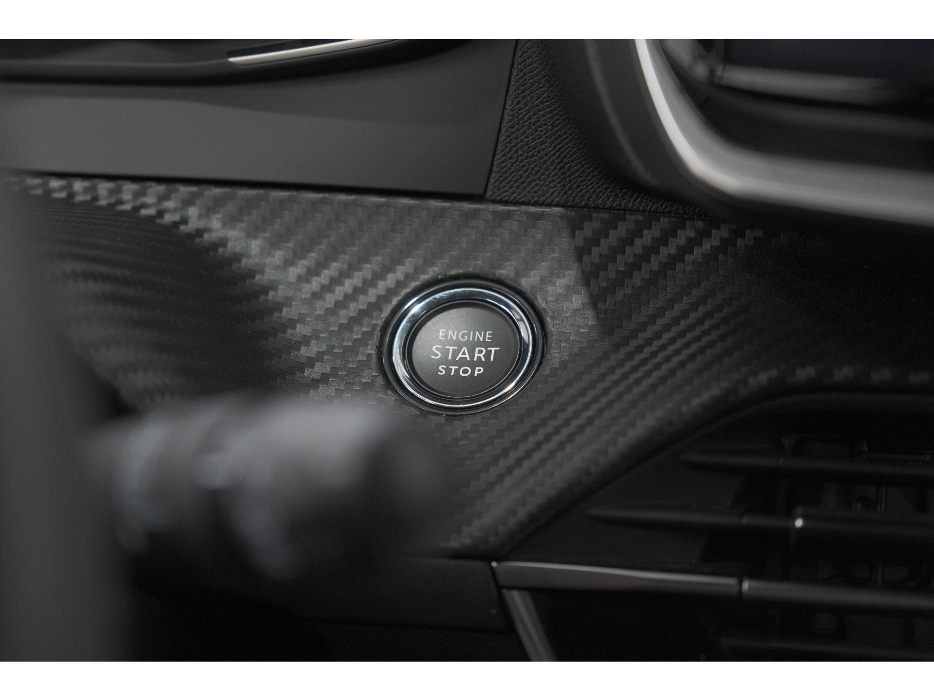 Peugeot 2008 1.2 Hybrid 145 Allure | 360 Camera | Adaptieve Cruise Control | Navigatie | Dodehoekdetectie