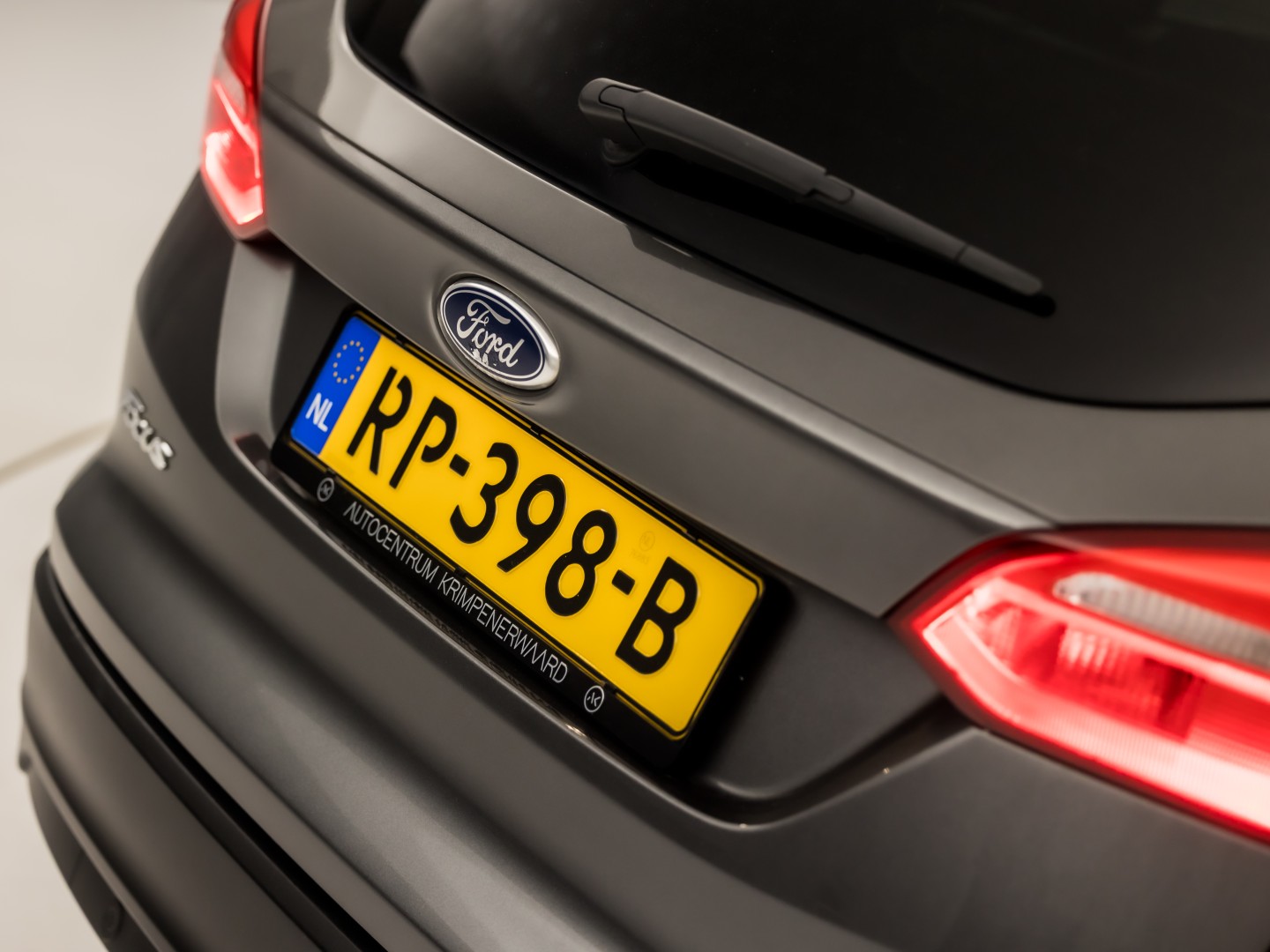 Ford Focus Wagon 1.0 Titanium Sport (APPLE CARPLAY, NAVIGATIE, CLIMATE, GETINT GLAS, SPORTSTOELEN, KEYLESS, PARKEERSENSOREN, NIEUWE APK, NIEUWSTAAT)