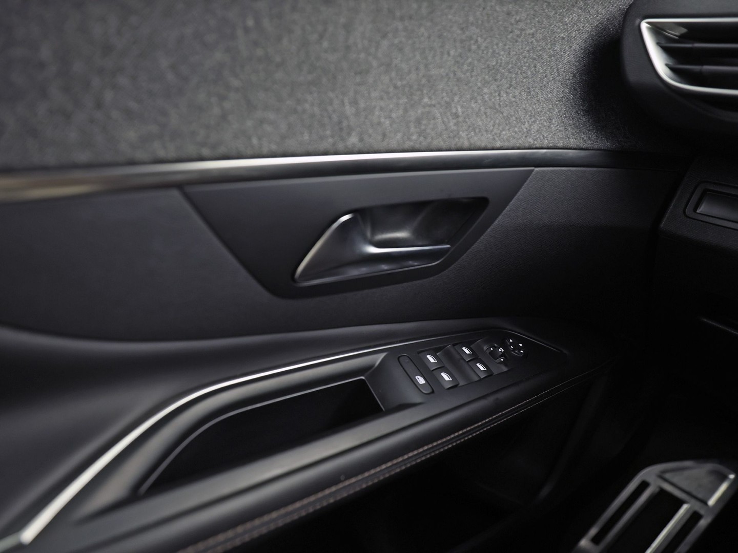 Peugeot 3008 1.2 PureTech GT Line (PANORAMADAK, APPLE CARPLAY, KEYLESS, 360 CAMERA, SPORTSTOELEN, GETINT GLAS, LED KOPLAMPEN, DRIVE MODE, NIEUWSTAAT)