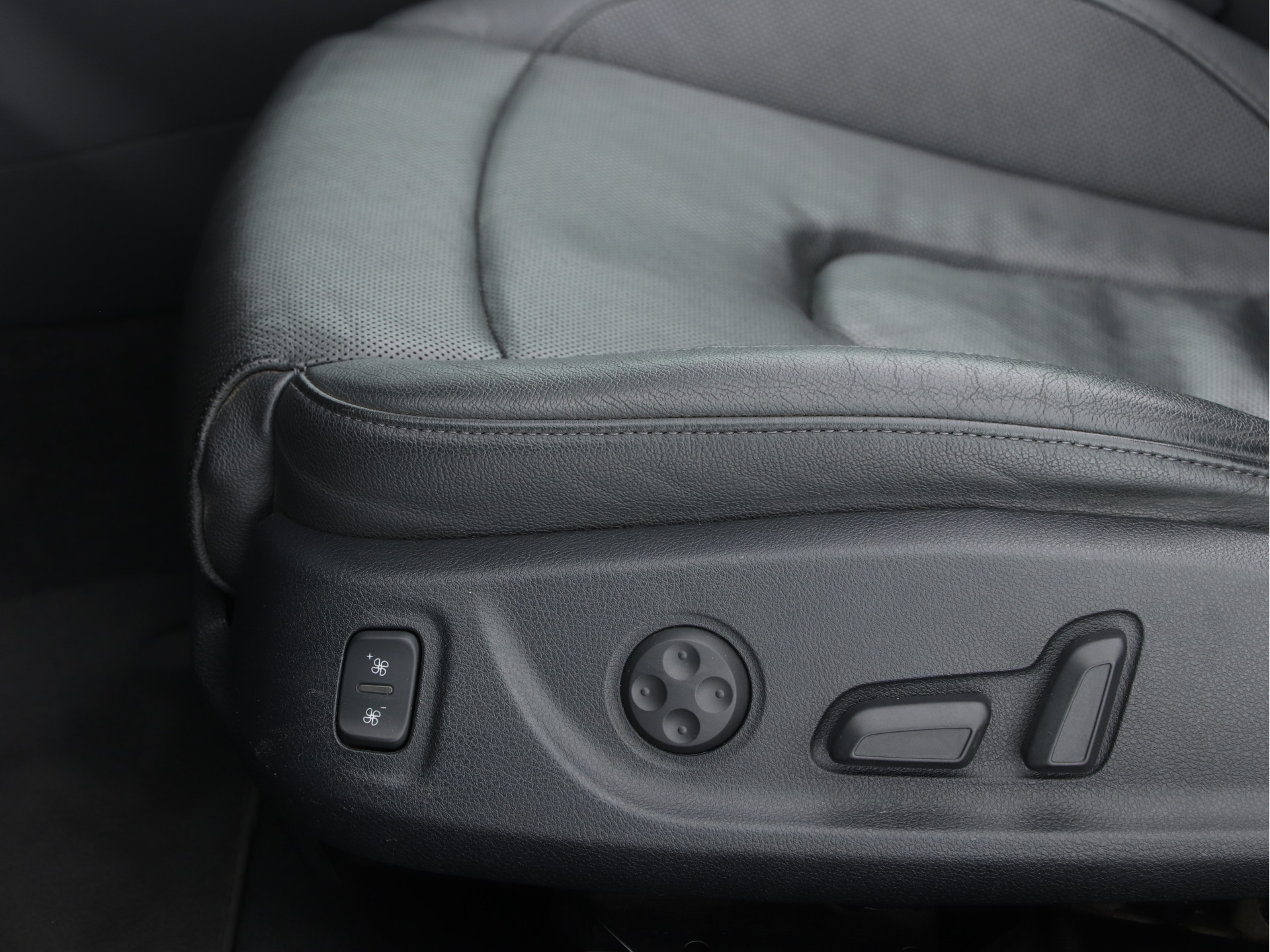 Audi S5 Cabriolet 3.0 TFSI Quattro Aut. *LEATHER | BI-XENON | NAVI-FULLMAP | BANG/OLUFSEN-AUDIO | PDC | ECC | CRUISE | CAMERA | SHIFT-PADDLES | MEMORY-PACK | HAEATED/VENTILATED-SPORTSEATS | AIRSCARF | CARBON-INLAY | KEY