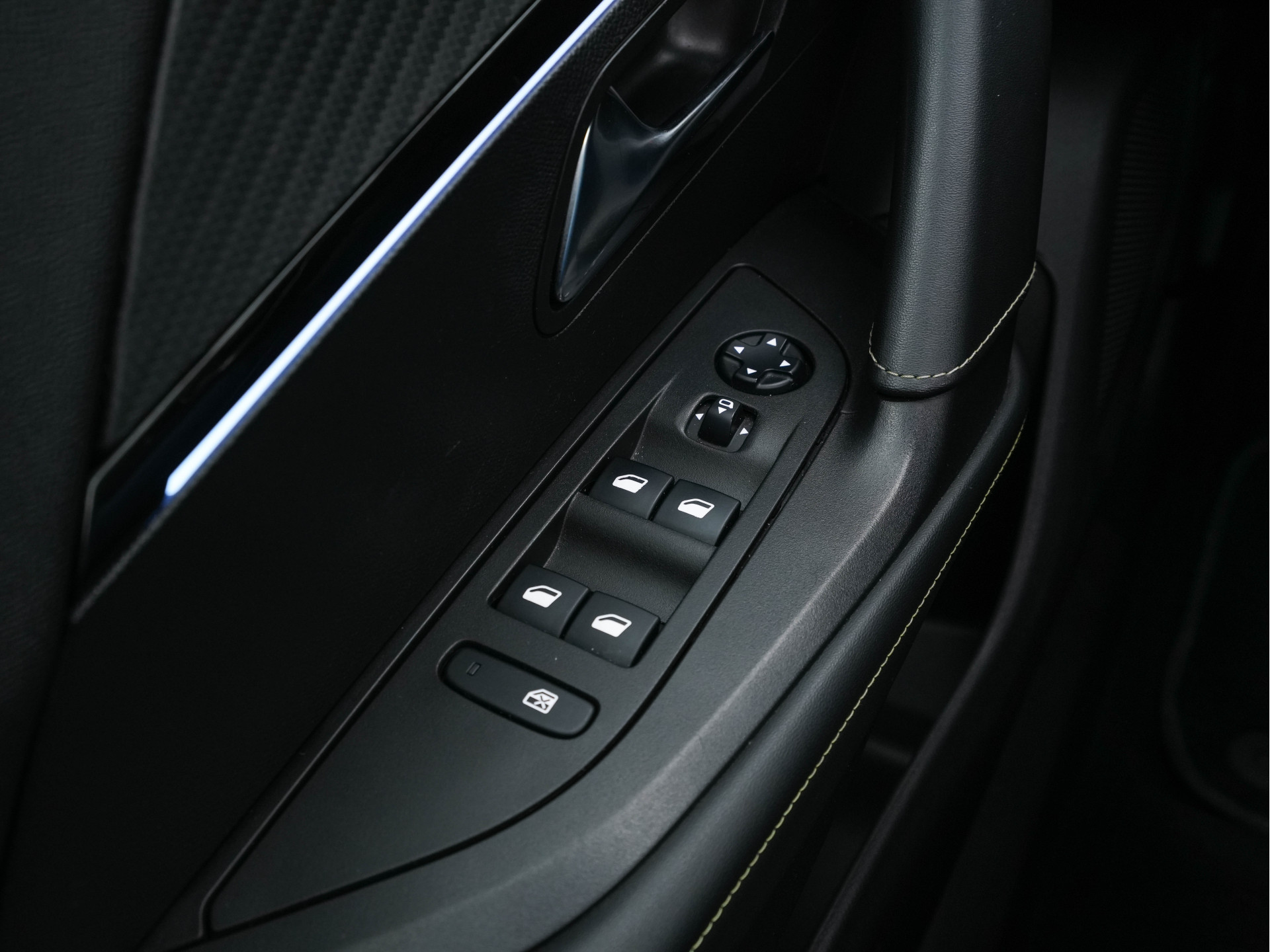 Peugeot e-2008 EV GT 50 kWh {SOH-91%} (INCL-BTW) Aut. *PANO | ADAPT.CRUISE | DIGI-COCKPIT | FULL-LED | BLIS | KEYLESS | MICROFIBRE-LEATHER | CAMERA | CARPLAY | CCS-FASTLOADER | DAB+ | NAVI-FULLMAP | ECC | PDC | SPORT-SEATS | ...