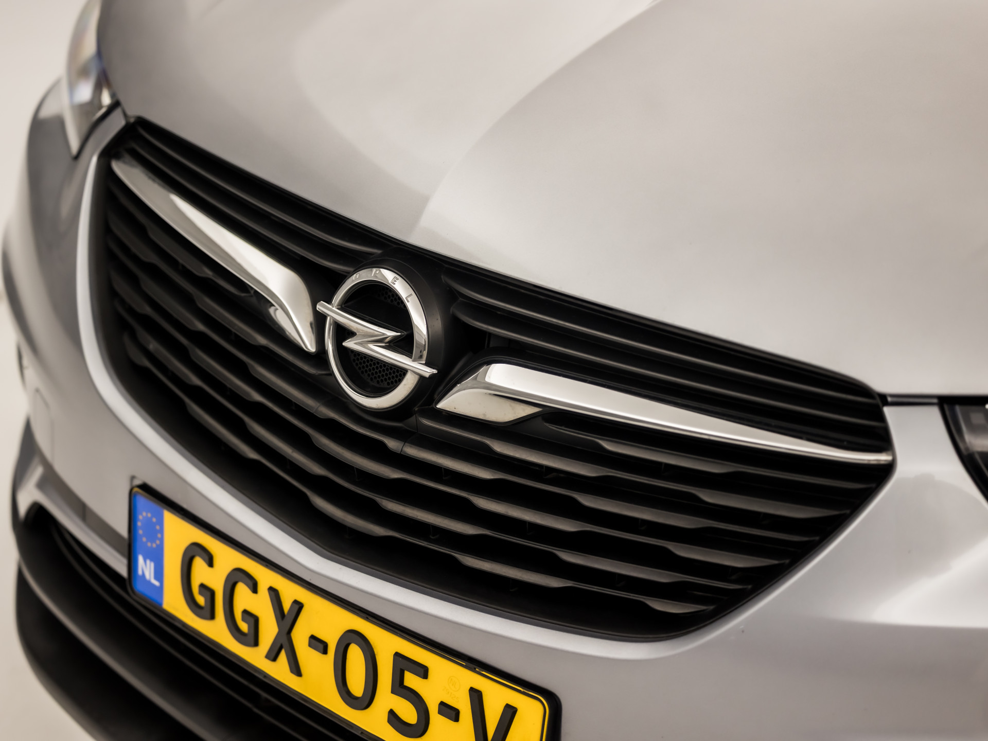 Opel Grandland X 1.2 Turbo Sport (APPLE CARPLAY, NAVIGATIE, GETINT GLAS, CRUISE, SPORTSTOELEN, ARMSTEUN, LM VELGEN, NIEUWE APK, NIEUWSTAAT)