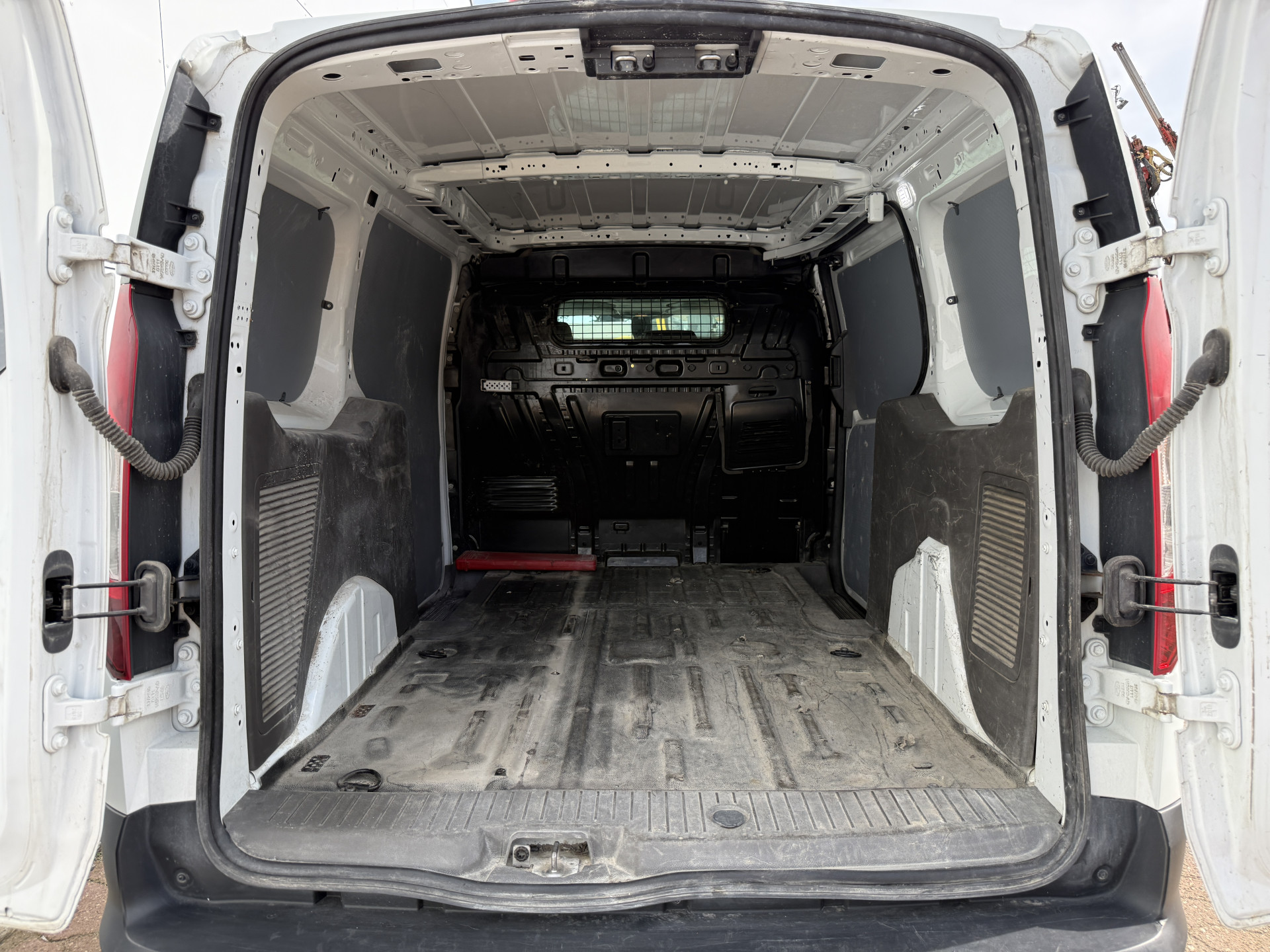 Ford Transit Connect 1.5 TDCI 100PK L2 Automaat Trekhaak Carplay Camera Airco Cruise Control Camera Parkeersensoren Achter Stoelverwarming