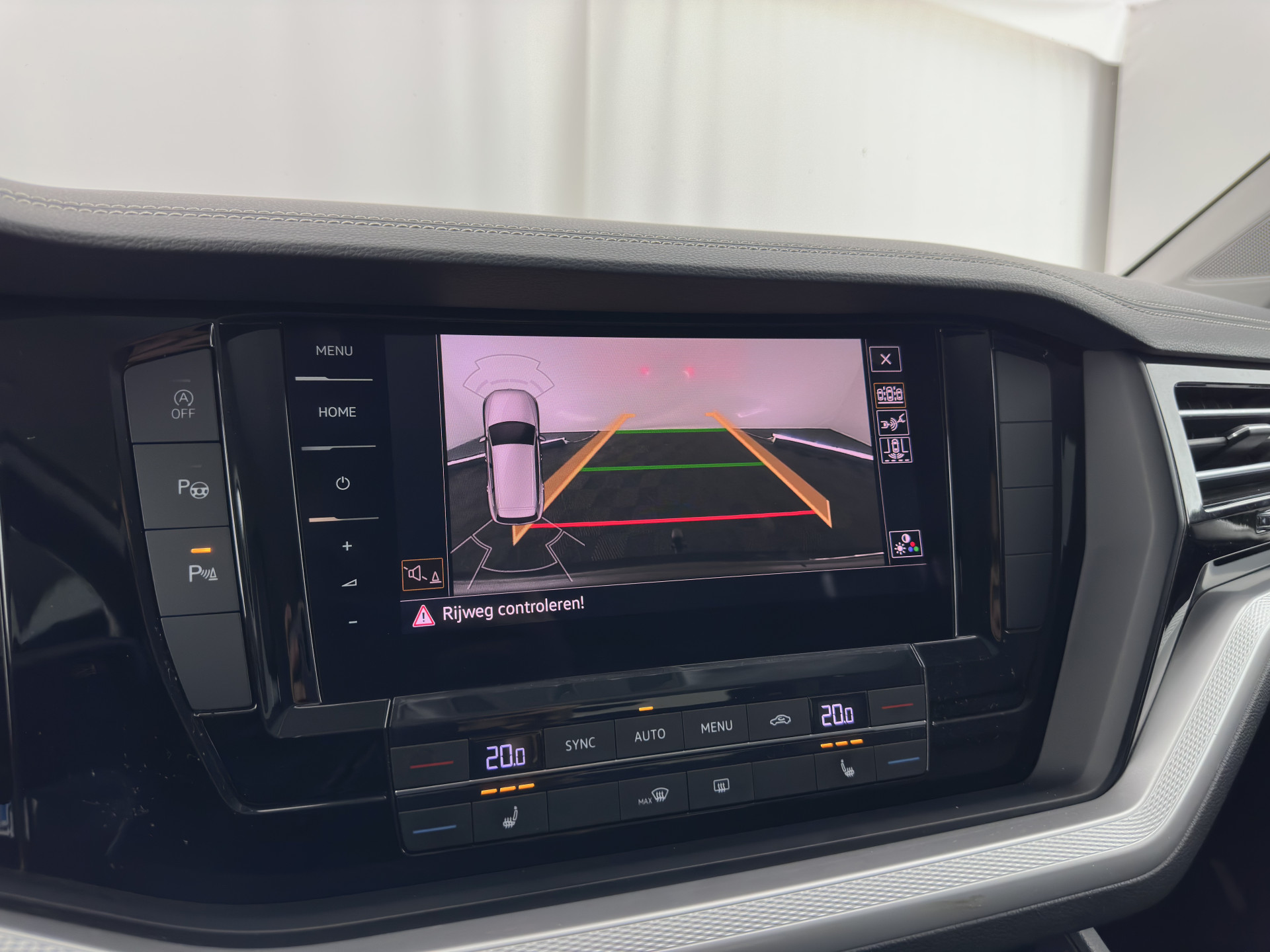 Volkswagen Touareg 3.0 TDI R-Line (INCL-BTW) Aut. *LUXURY-LEATHER | FULL-LED | BLIND-SPOT | HEATED-COMFORTSEATS | AIR-SUSPENSION | KEYLESS | CAMERA | NAVI-FULLMAP | PRIVACY-GLASS | ADAPTIVE-CRUISE |  SHIFT-PADDLES | TOWBAR*