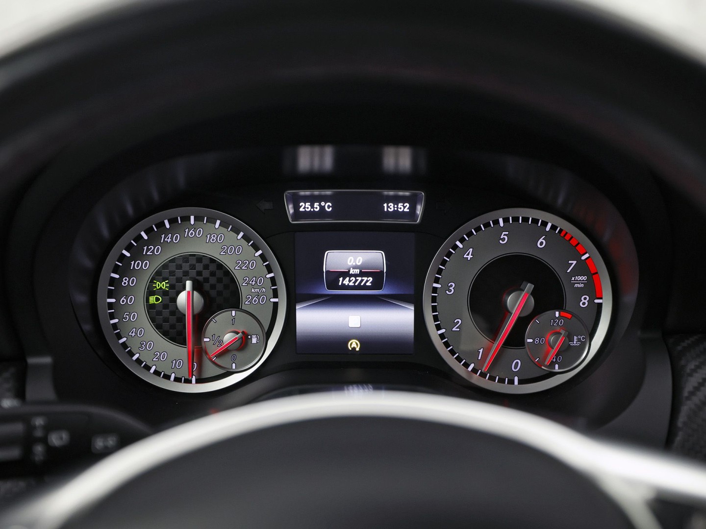 Mercedes-Benz A-Klasse 180 AMG Sport (NAVIGATIE, LEDER/ALCANTARA, DIAMOND GRILL, SPORTSTOELEN, XENON, CRUISE, NIEUWE APK, NIEUWSSTAAT)