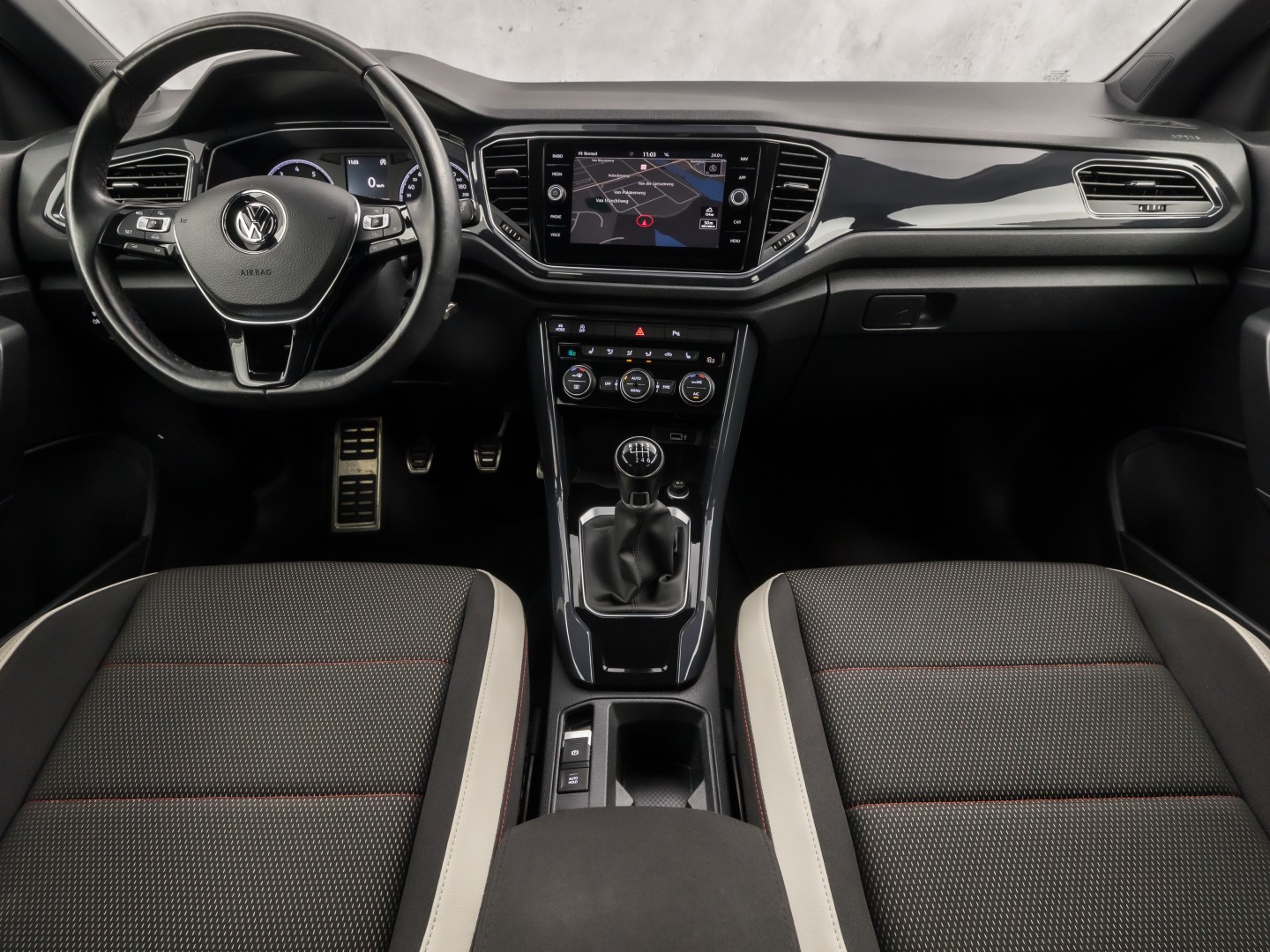 Volkswagen T-Roc 1.5 TSI Sport 150Pk (APPLE CARPLAY, GROOT NAVI, CLIMATE, STOELVERWARMING, ZWART HEMEL, LED KOPLAMPEN, SPORTSTOELEN, GETINT GLAS, ELEK ACHTERKLEP, ADAPTIVE CRUISE, NIEUWSTAAT)