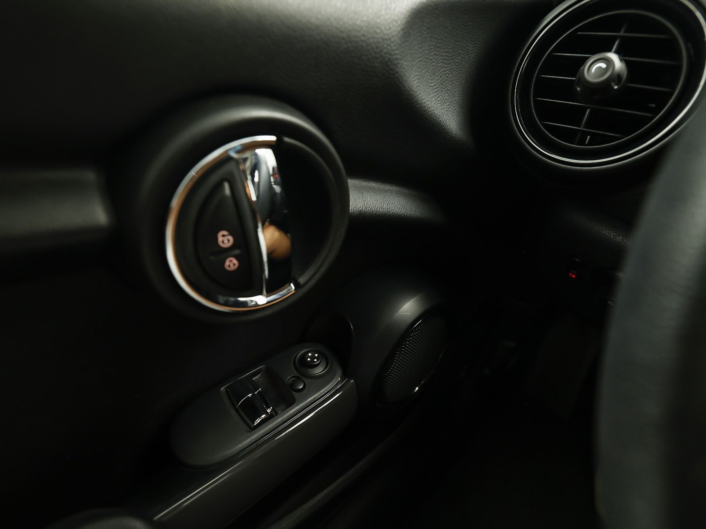 MINI One 1.2 One Sport (AIRCO, STOELVERWARMING, BLUETOOTH, SPORTSTOELEN, GETINT GLAS, ELEK RAMEN, NIEUWSTAAT)