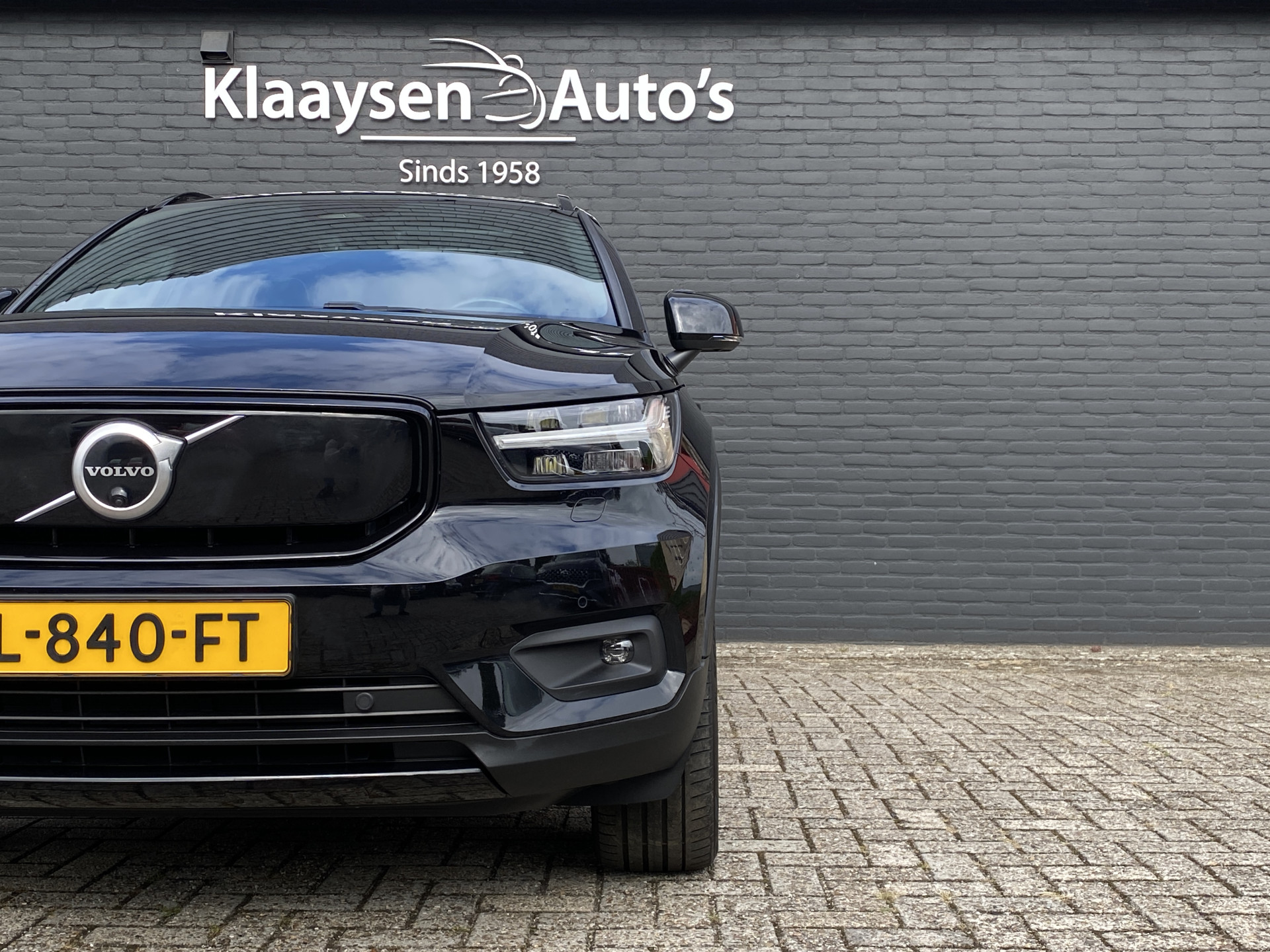 Volvo XC40 Recharge P8 AWD R-Design 408 pk | 1e eigenaar | dealer onderh. | panoramadak | trekhaak | 360 camera | stoelverw.