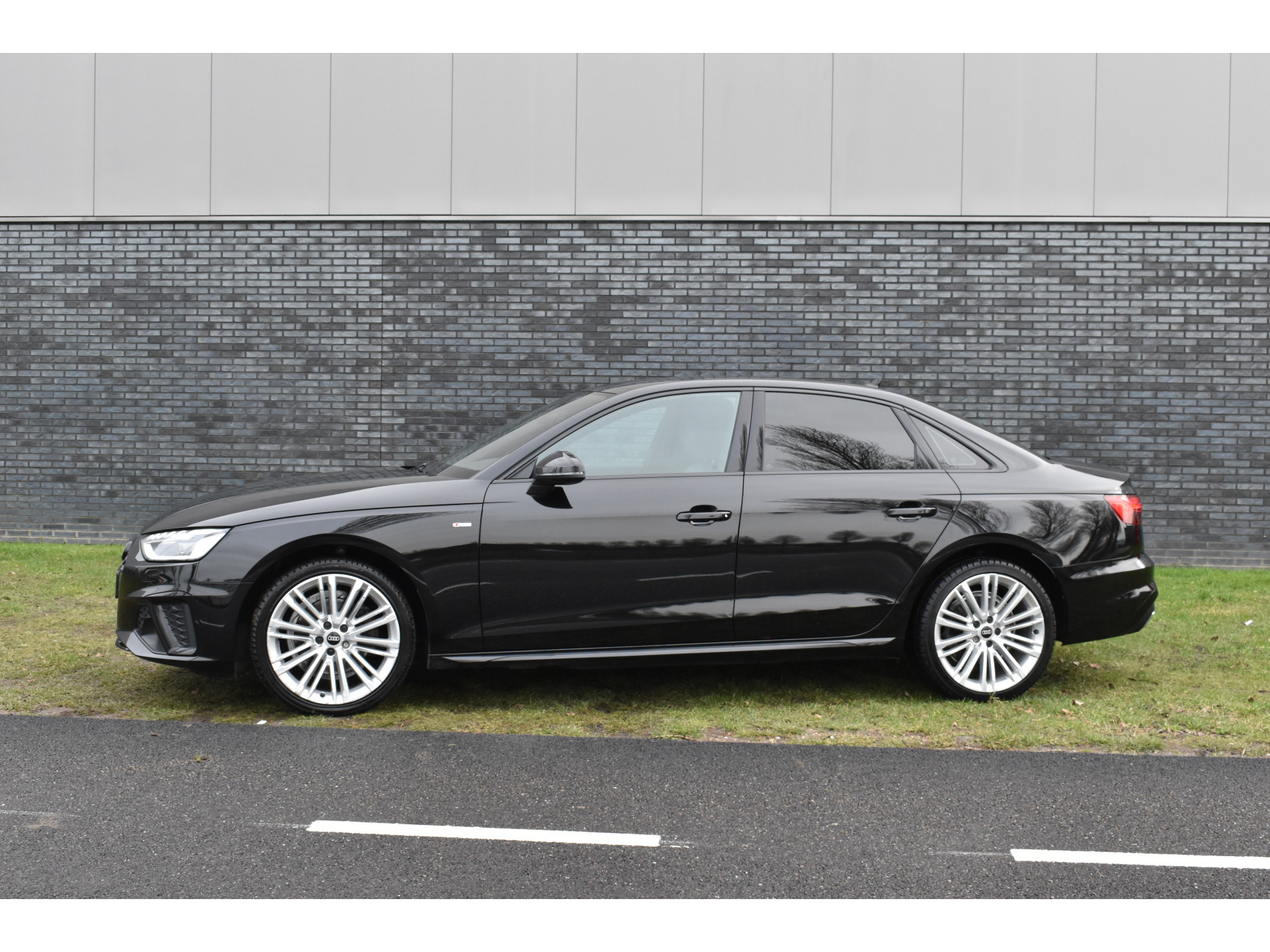 Audi A4 Limousine 35 TFSI S-line 2.0 Mild Hybrid S-line black-line Automaat Leder interieur