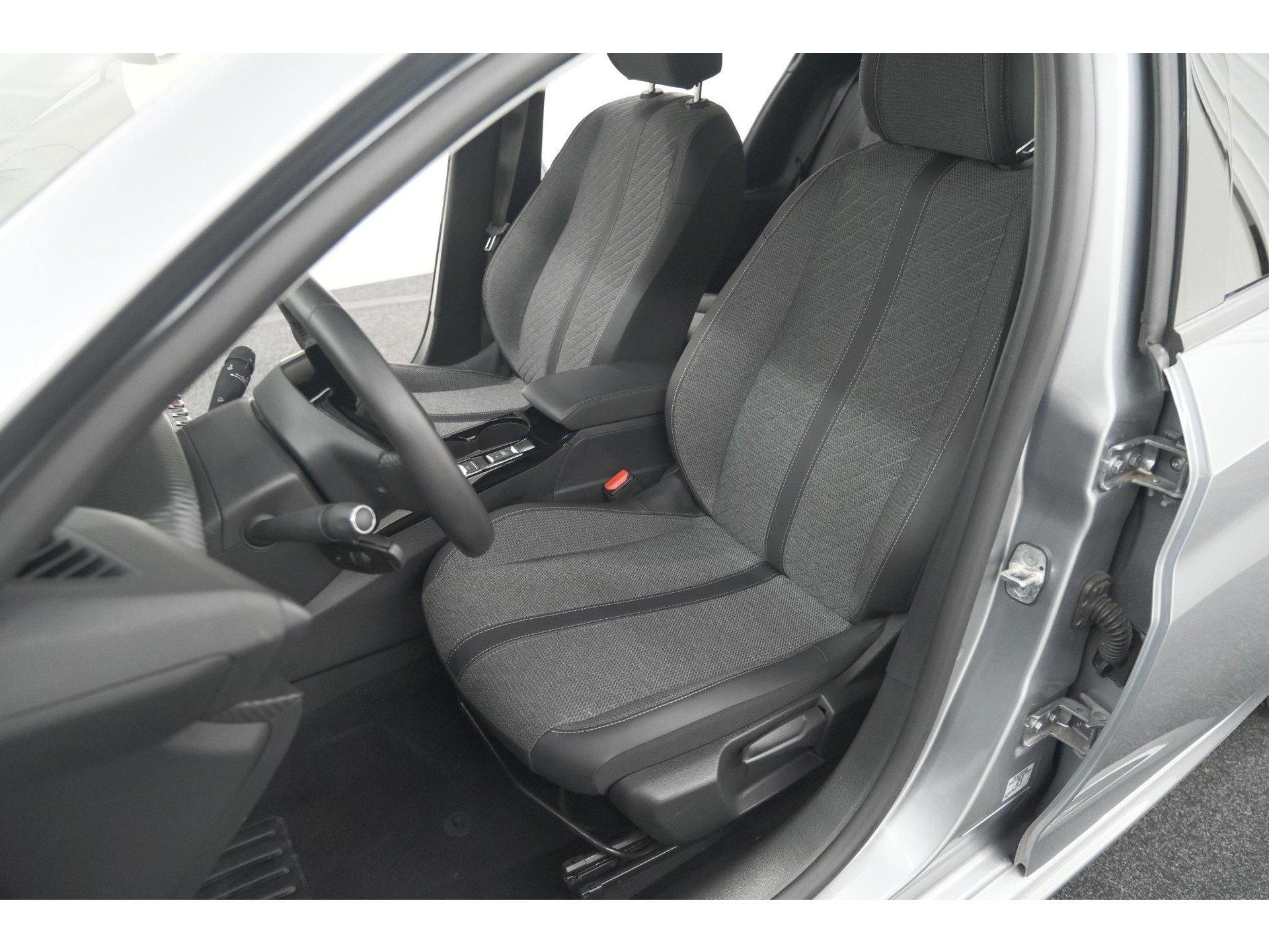 Peugeot 208 PureTech 100 Allure Pack | NIEUW MODEL | Apple CarPlay | Parkeersensoren | Climate Control