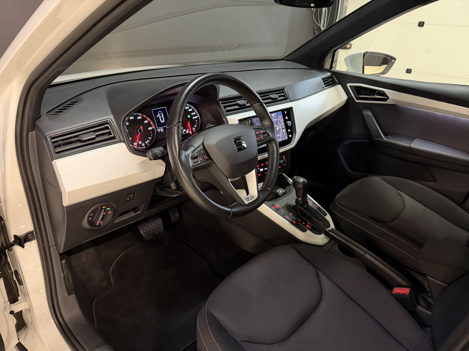 SEAT Arona 1.0 TSI Xcellence Business Intense | Camera | Sfeerverlichting | Stoelverwarming | Adaptive cruise | Carplay