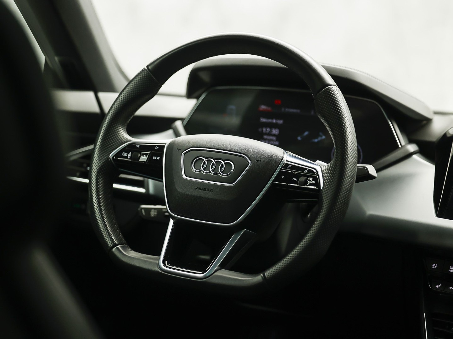 Audi e-tron GT GT 93 kWh Automaat 476Pk (PANORAMADAK, SOH 92,8%, APPLE CARPLAY, 360 CAMERA, MATRIX LED, BANG&OLUFSEN, ELEKTRISCHE STOELEN, STOELVERWARMING/KOELING, NIEUWSTAAT)