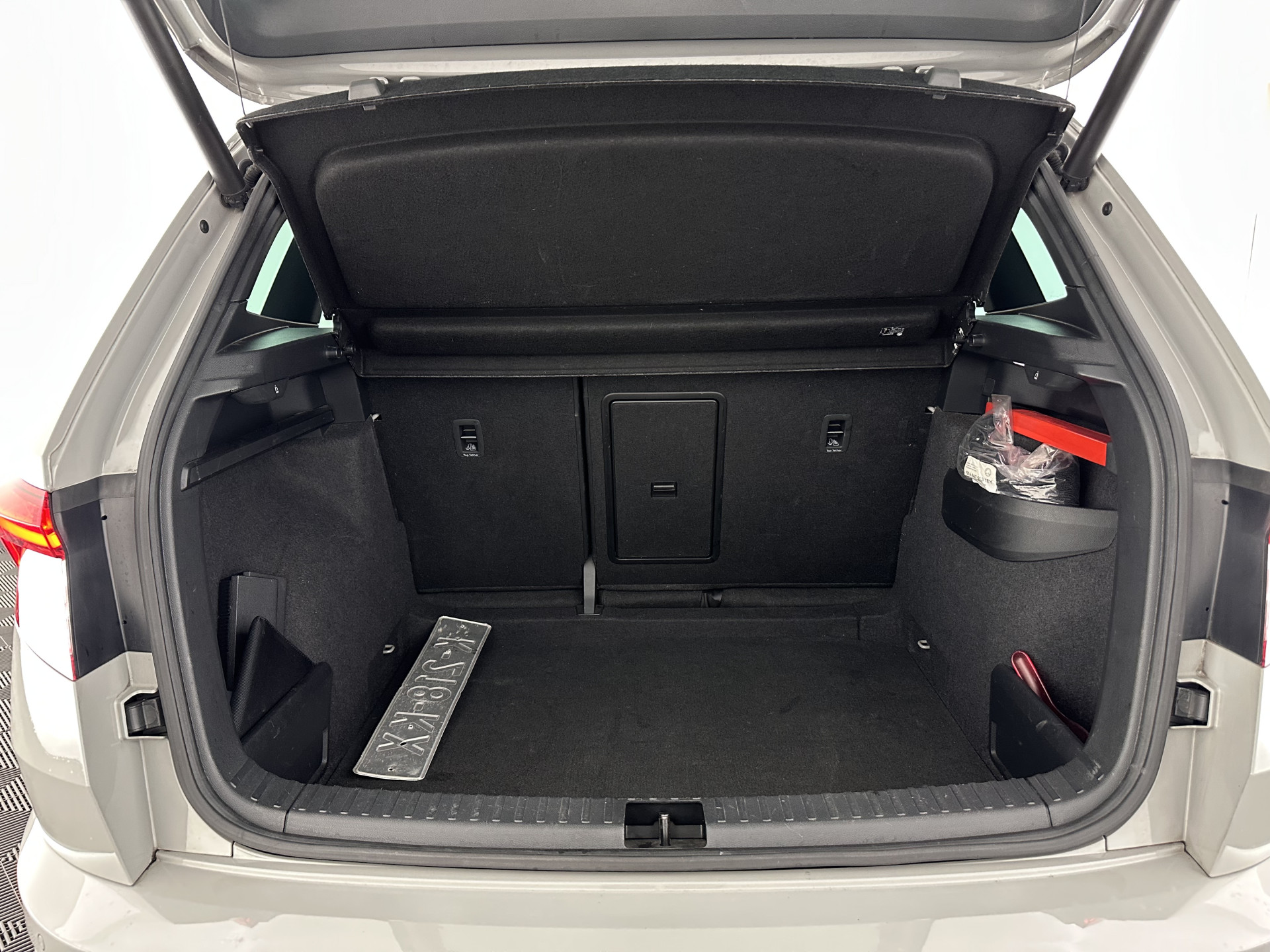 ŠKODA Karoq 1.5 TSI ACT Sportline Business (INCL-BTW) Aut. *PANO | DIGI-COCKPIT | FULL-LED | ADAPTIVE-CRUISE | CANTON-AUDIO | BLINDSPOT | HEATED-SPORTSEATS | CAMERA | AMBIENTLIGHT | NAVI-FULLMAP | KEYLESS | DAB+ | TOWBAR | PRIVACYGLAS