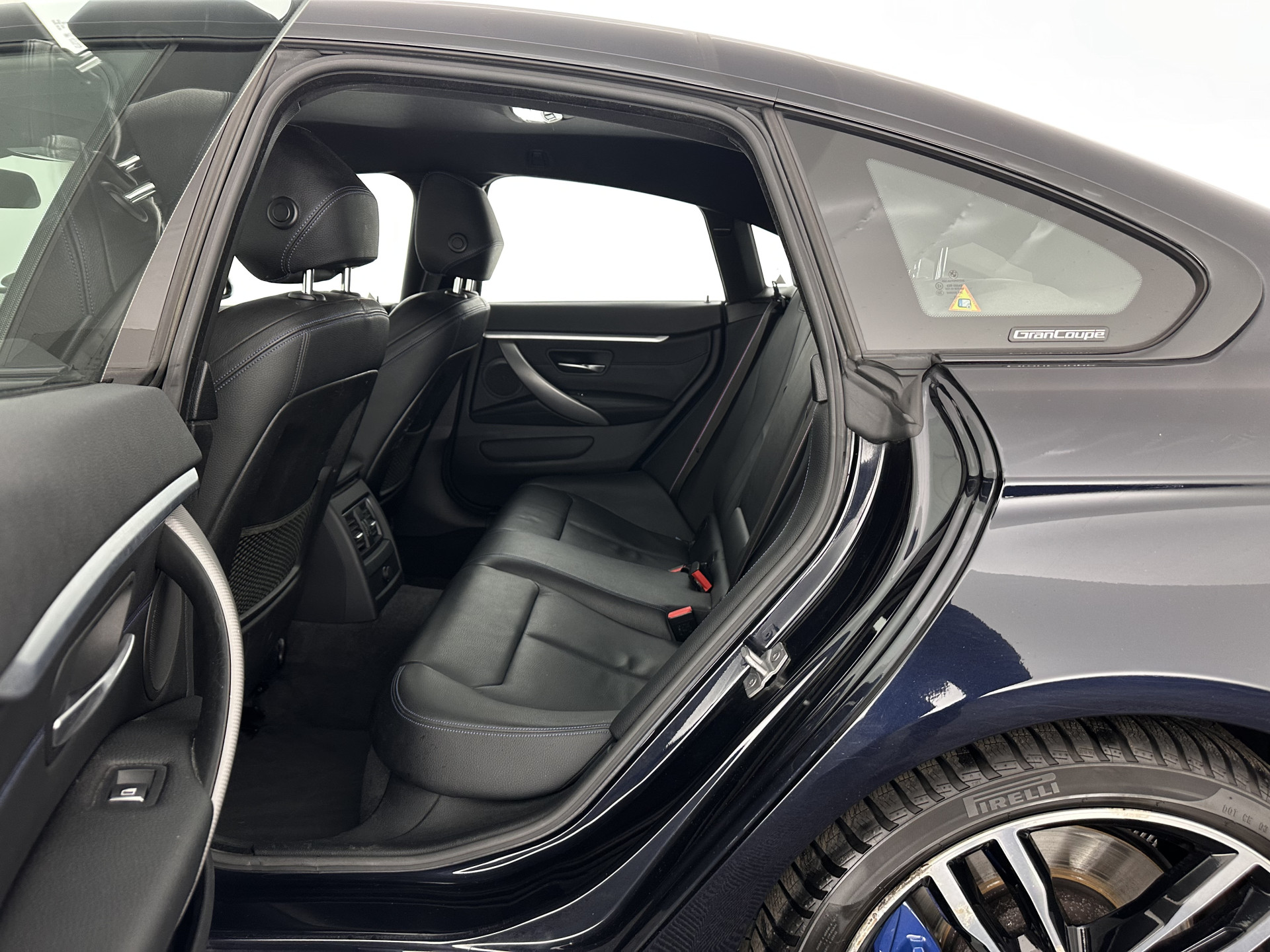 BMW 4-serie Gran Coupé 420i M-Sportpack High Executive Edition (INCL-BTW) Aut. *LEATHER | FULL-LED | DIGI-COCKPIT | HIFI-SOUND | HEATED-SPORTSEATS | DAB+ | CAMERA | SHIFTPADDLES | PRIVACYGLASS | HEAD-UP | TOWBAR | KEYLESS | CARBON-INLAY | 19''ALU*