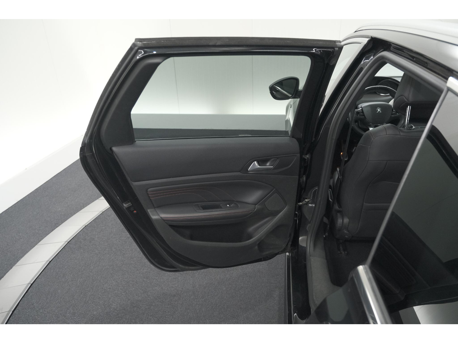 Peugeot 308 SW PureTech 130 GT-line | Trekhaak | Panoramadak | Camera | Alcantara Bekleding | Dodehoekdetectie