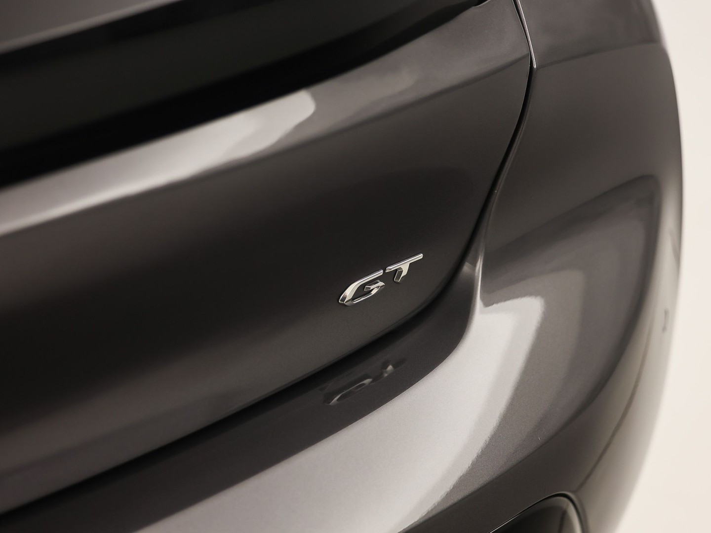 Peugeot 208 1.2 PureTech GT-Line Automaat (VIRTUAL COCKPIT, APPLE CARPLAY, GROOT NAVI, LEDER, 360 CAMERA, SPORTSTOELEN, GETINT GLAS, LM VELGEN, LANE ASSIST, NIEUWSTAAT)