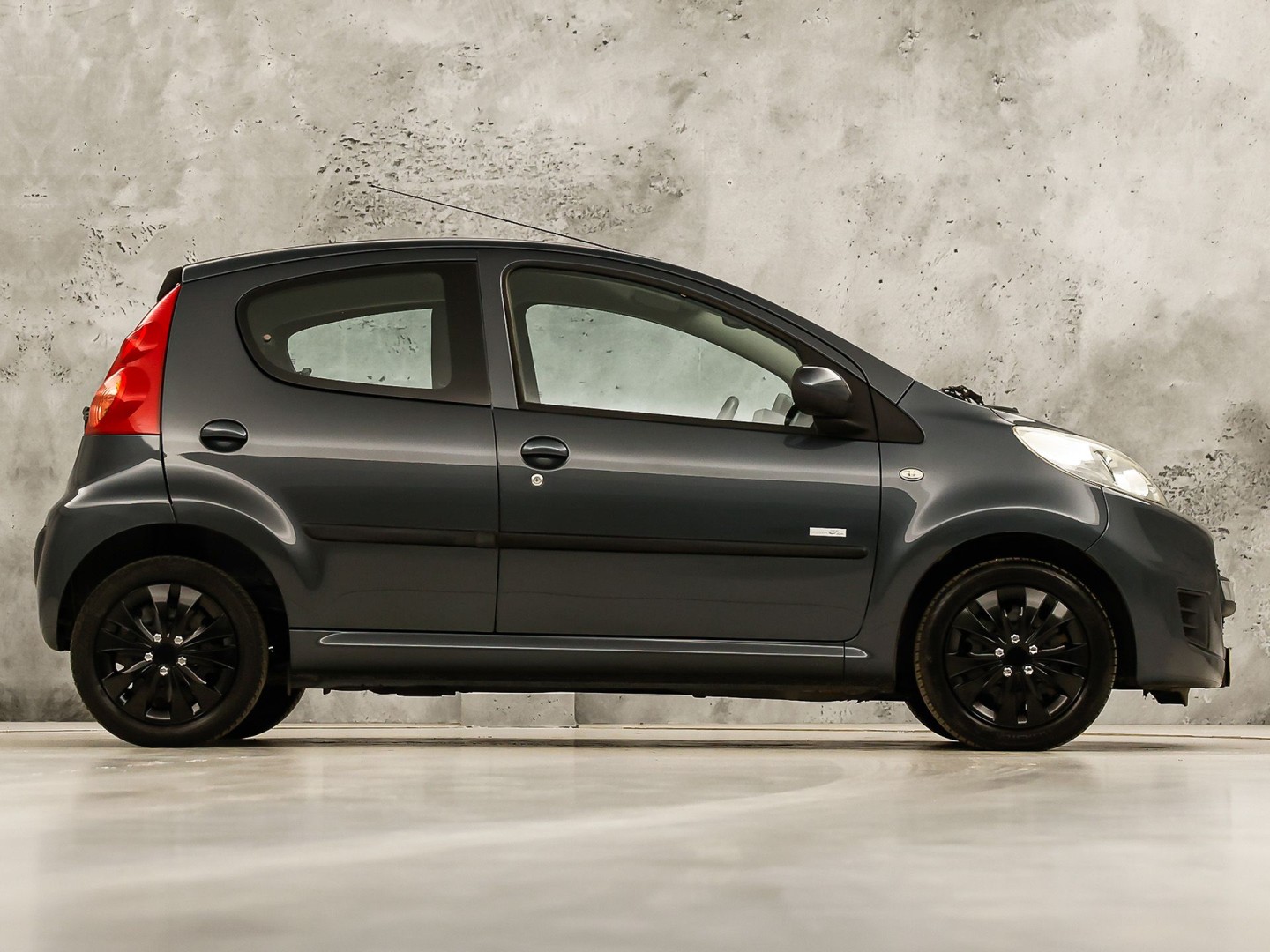 Peugeot 107 1.0-12V Sport (5 DEURS, AIRCO, TOERENTELLER, SPORTSTOELEN, RADIO, ELEK RAMEN, NIEUWE APK, NIEUWSTAAT)