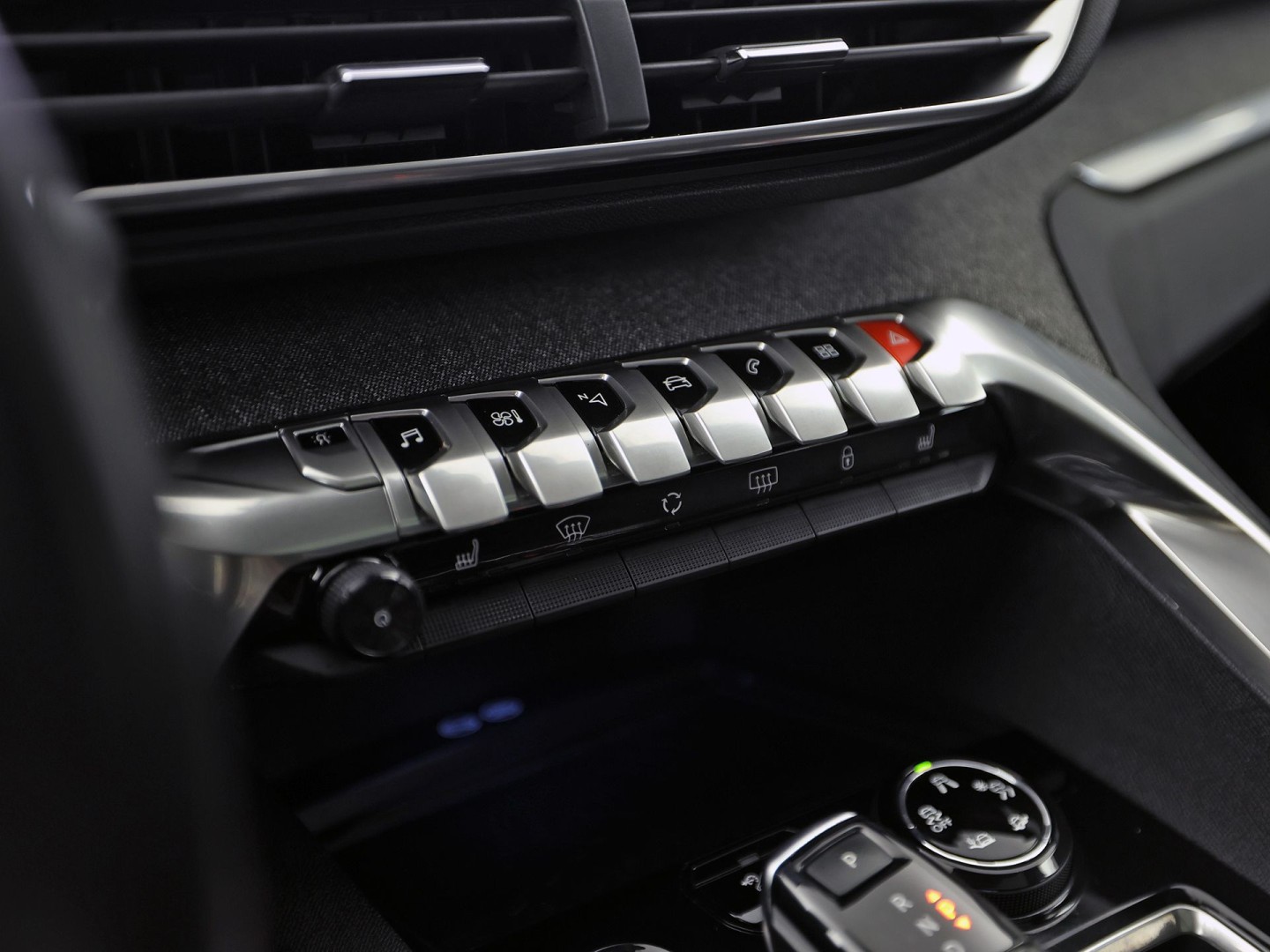 Peugeot 3008 1.2 PureTech Sport Automaat (PANORAMADAK, APPLE CARPLAY, GROOT NAVI, 360 CAMERA, LEDER, STOELVERWARMING, SPORTSTOELEN, GETINT GLAS, KEYLESS, DRIVE SELECT, NIEUWSTAAT)